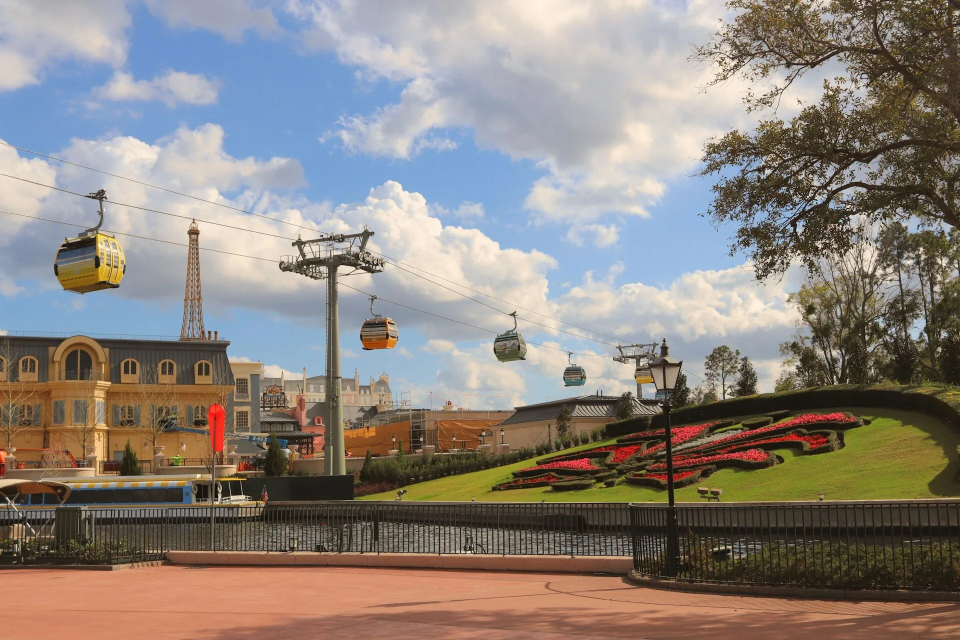 Kabelbaan met gele gondels  in Disney World Orlando.