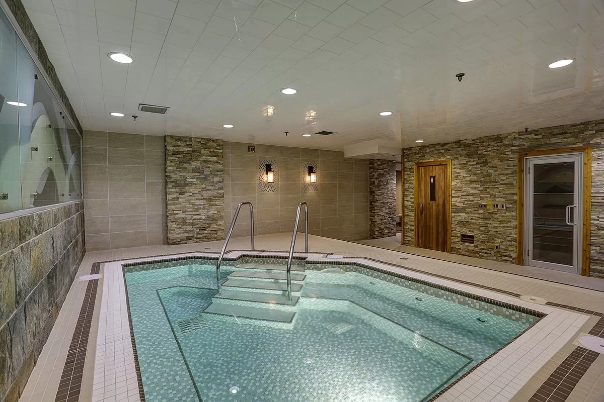 Binnenzwembad in het Banff Inn