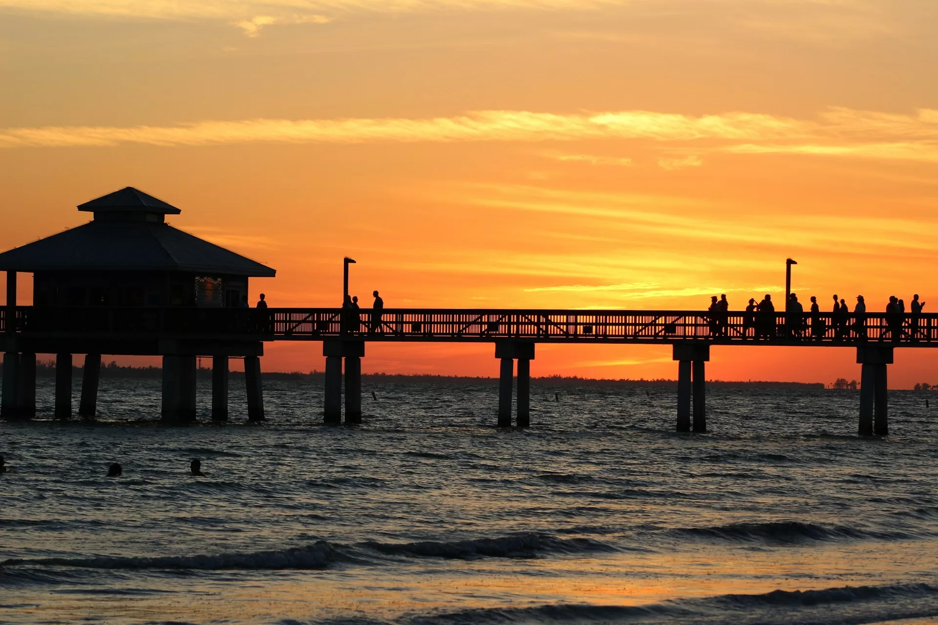 Pier over de zee van Fort Myers Beach tijdens zonsondergang