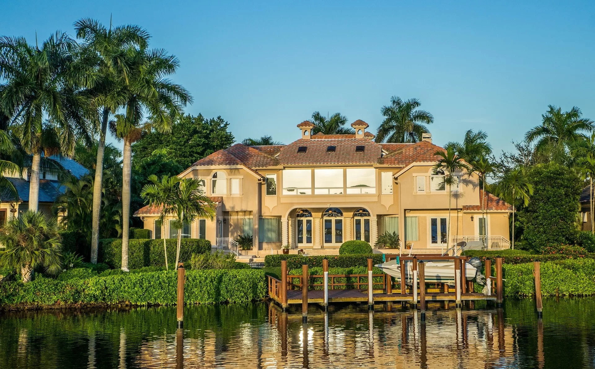 Villa aan het water in Naples