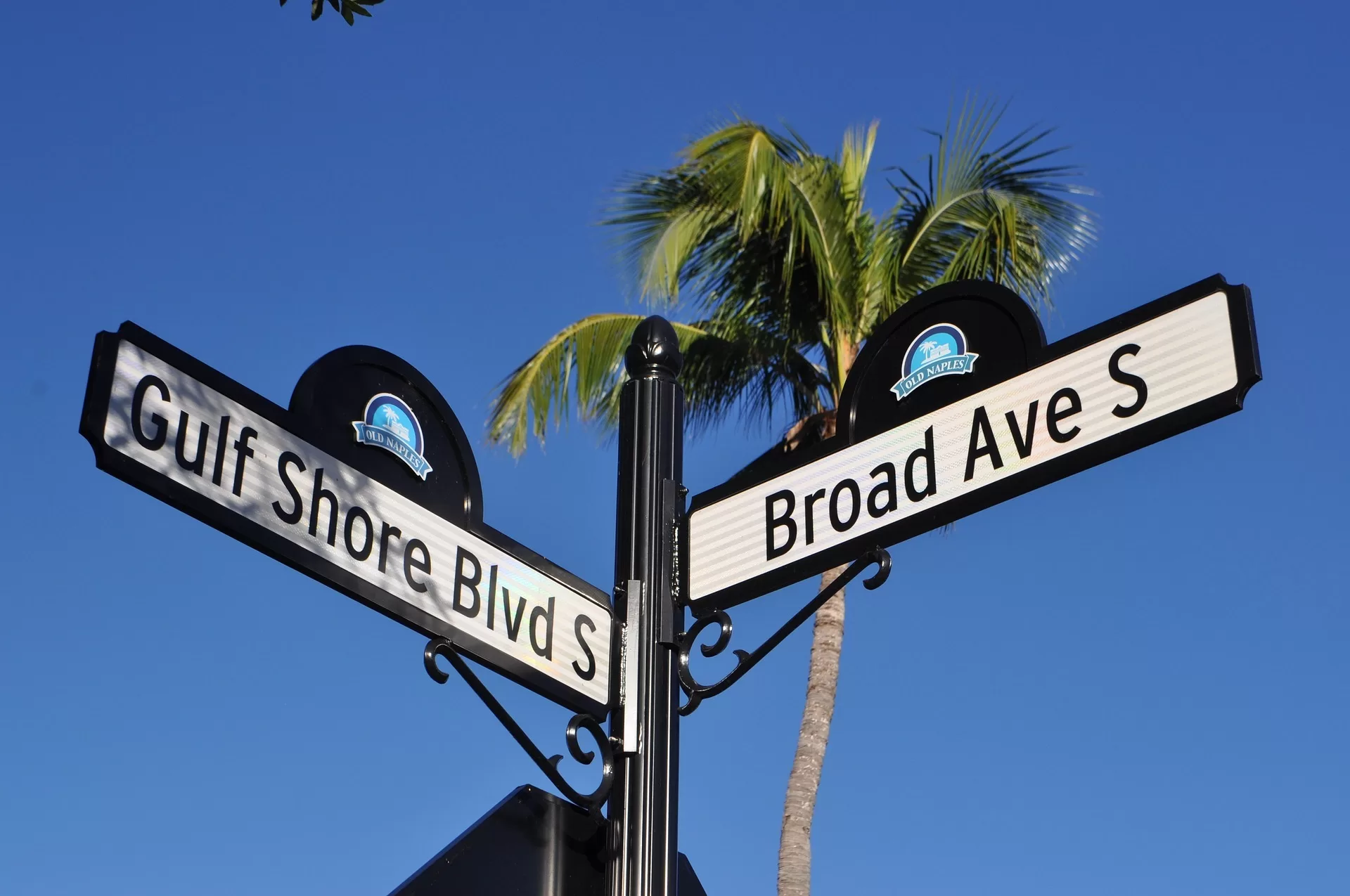 Verkeersbord Gulf Shoes Boulevard en Broad Avenue Naples