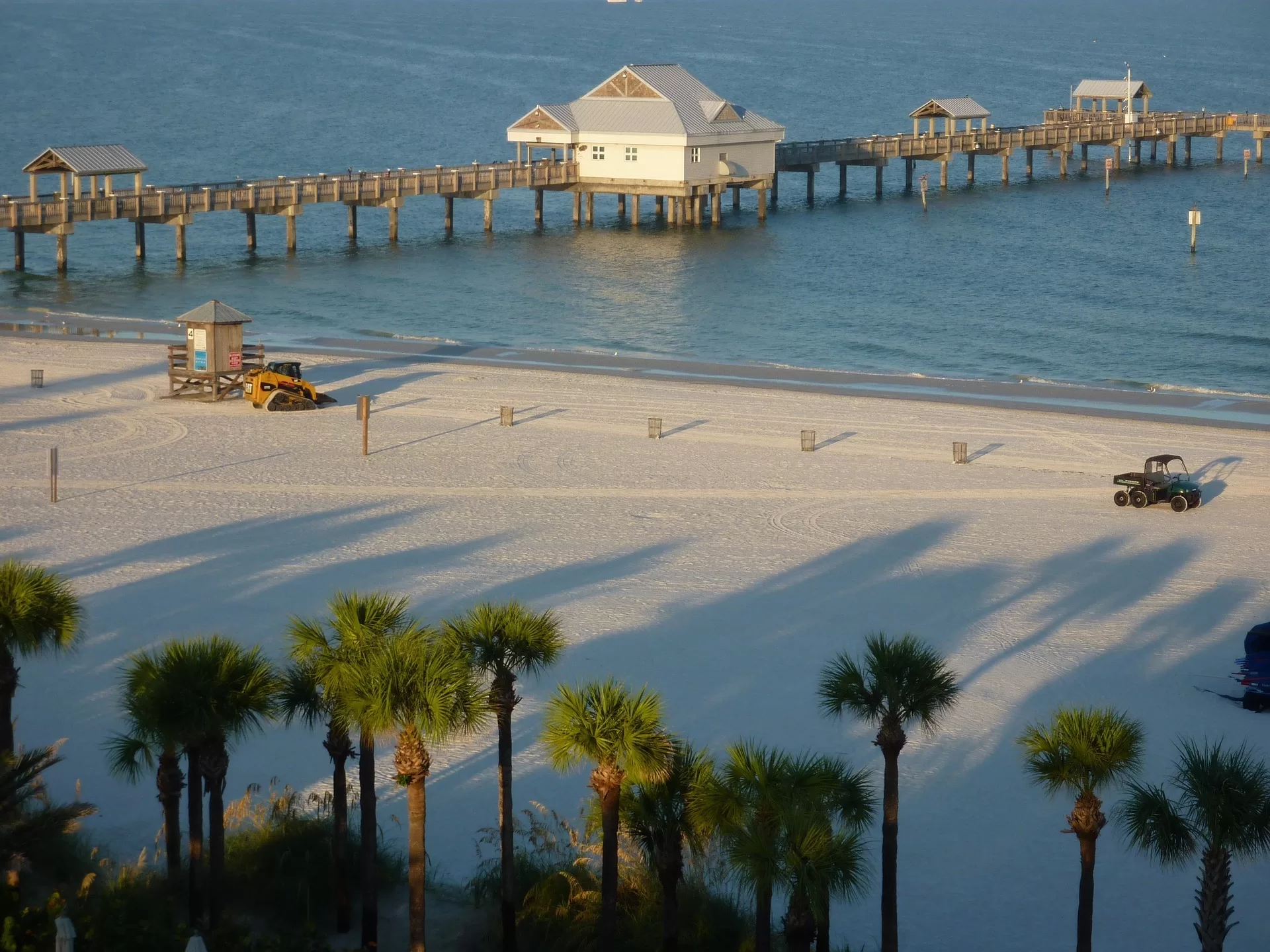 Het strand van Clearwater Beach met de pier op de achtergrond