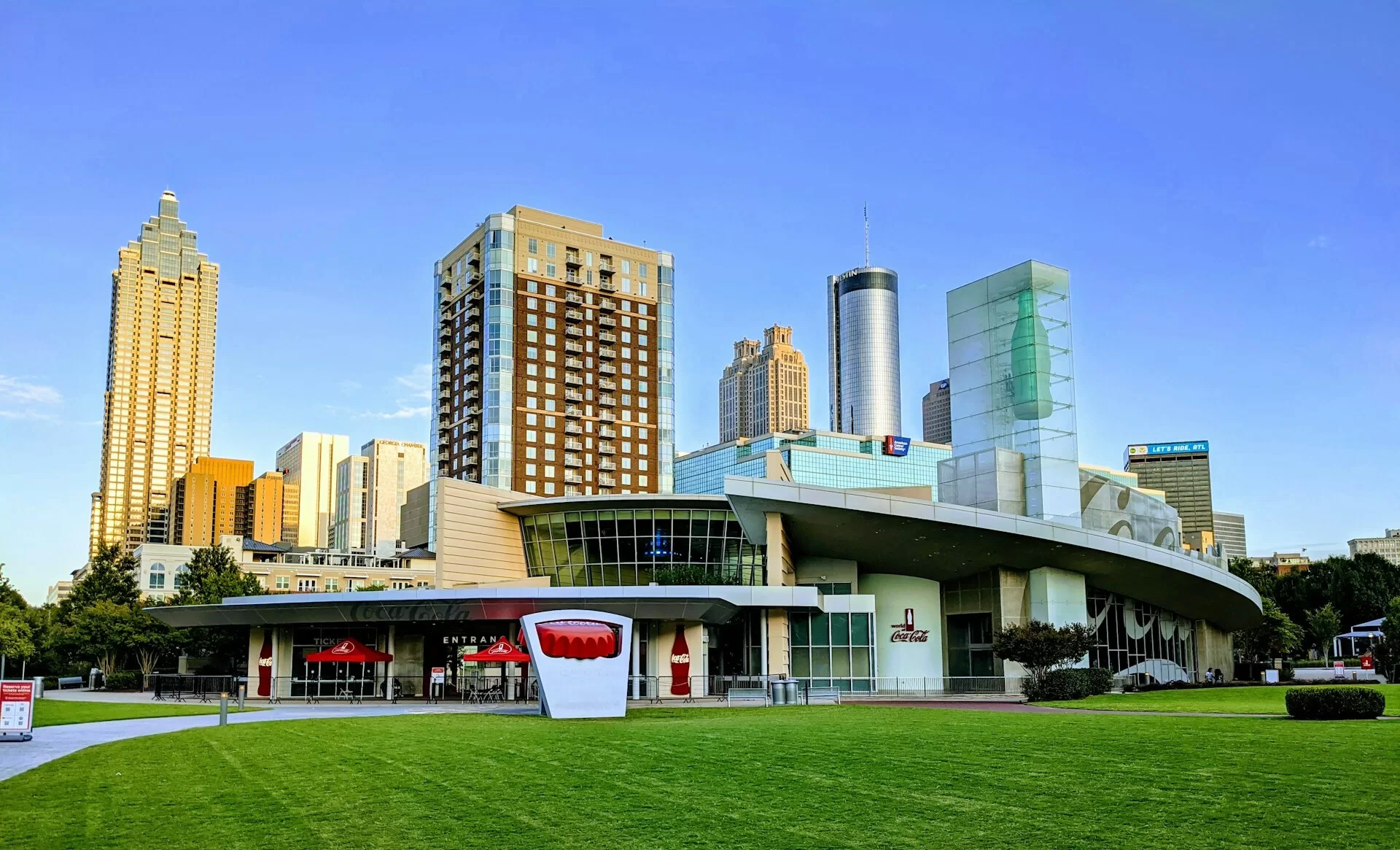 Het Coca Cola Museum in Atlanta, Georgia met de skyline van Atlanta op de achtergrond