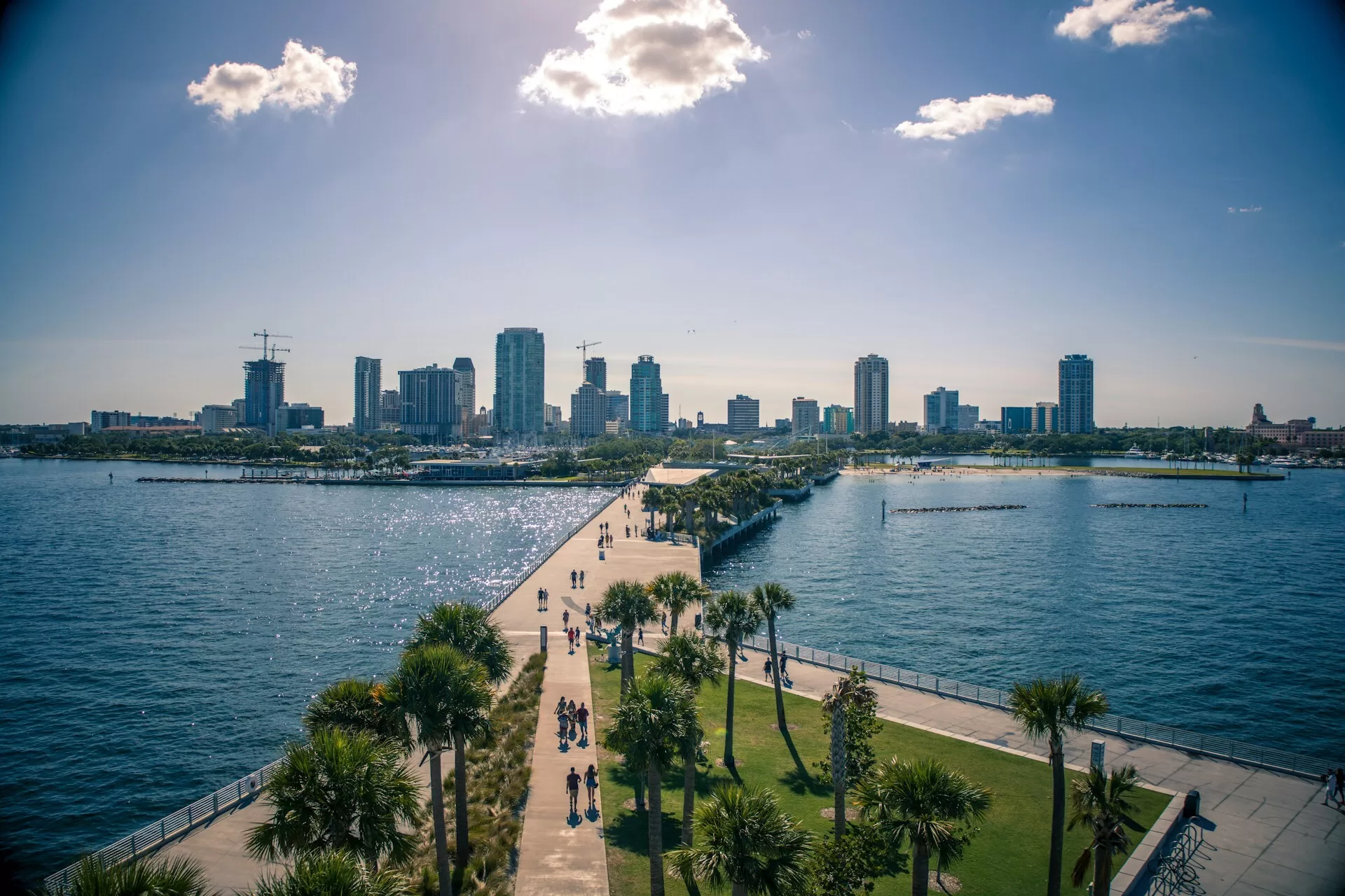 De St. Pete Pier met op de achtergrond de haven en skyline van St. Petersburg centrum