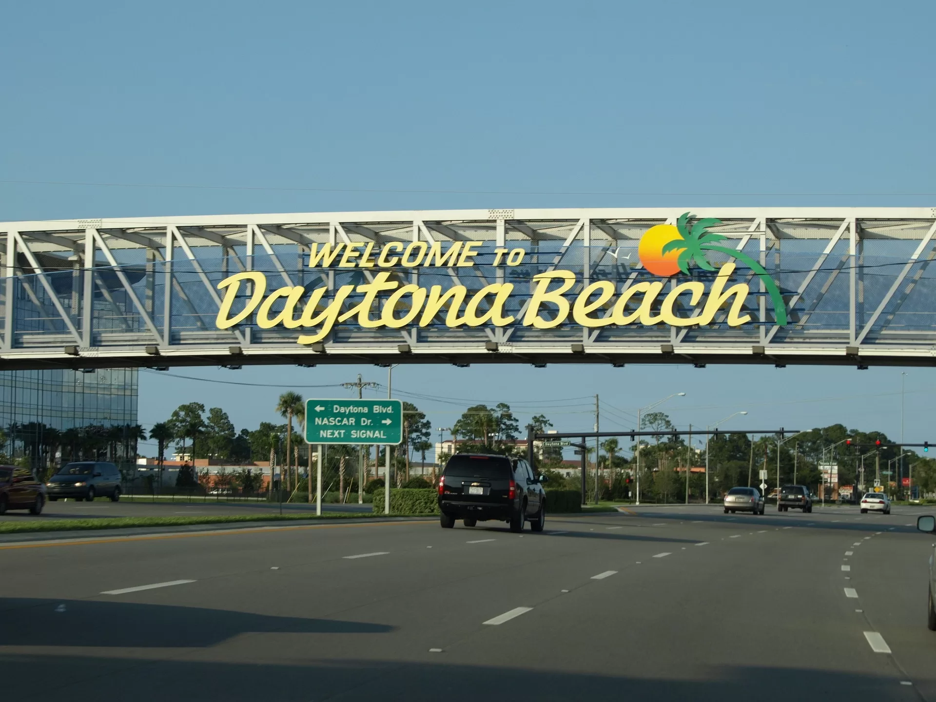 Welcome to Daytona Beach sign boven de snelweg