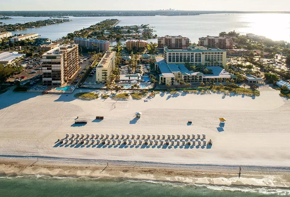 Een luchtfoto van het Sirata Beach Resort St. Pete