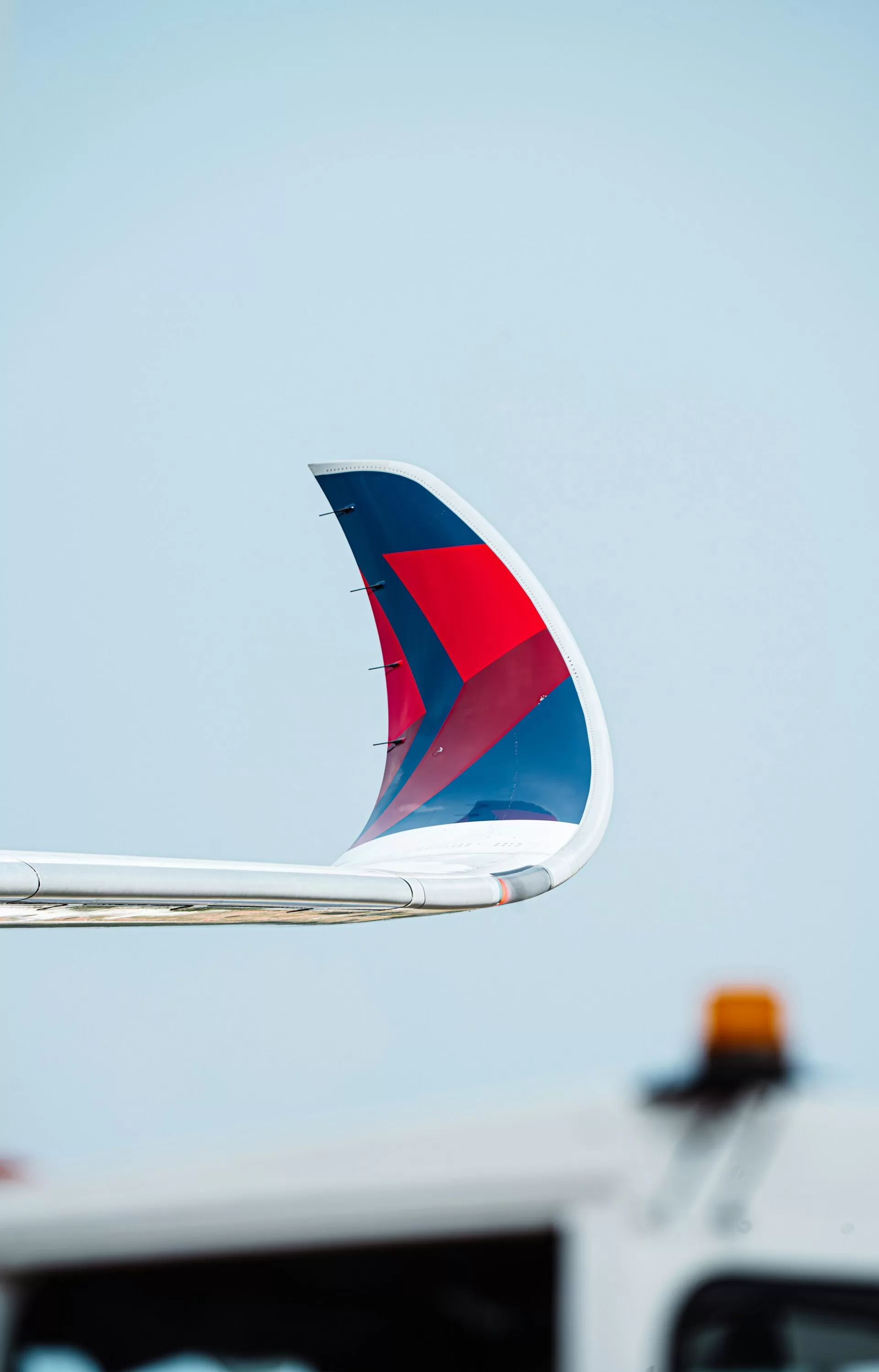 Einde van een Delta-vliegtuigvleugel met de kenmerkende kleuren zichtbaar