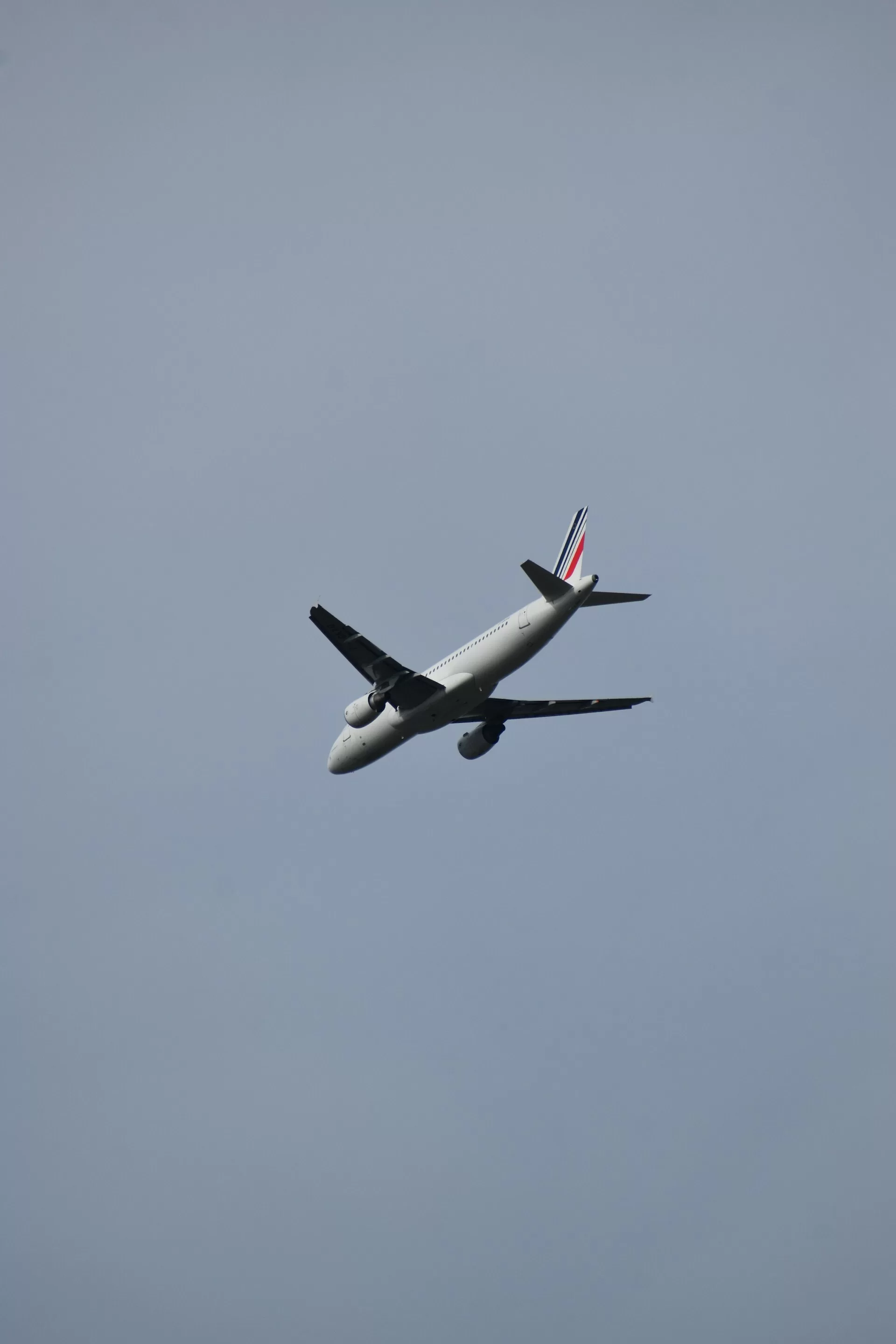 Air France-vliegtuig net opgestegen met de lucht op de achtergrond