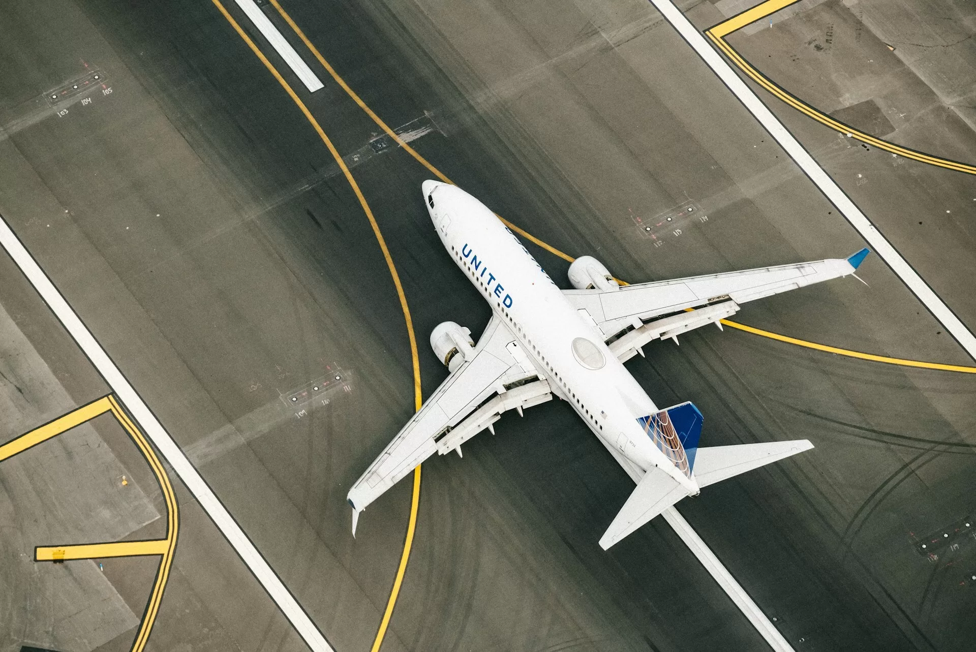 United vliegtuig taxiet over de luchthaven