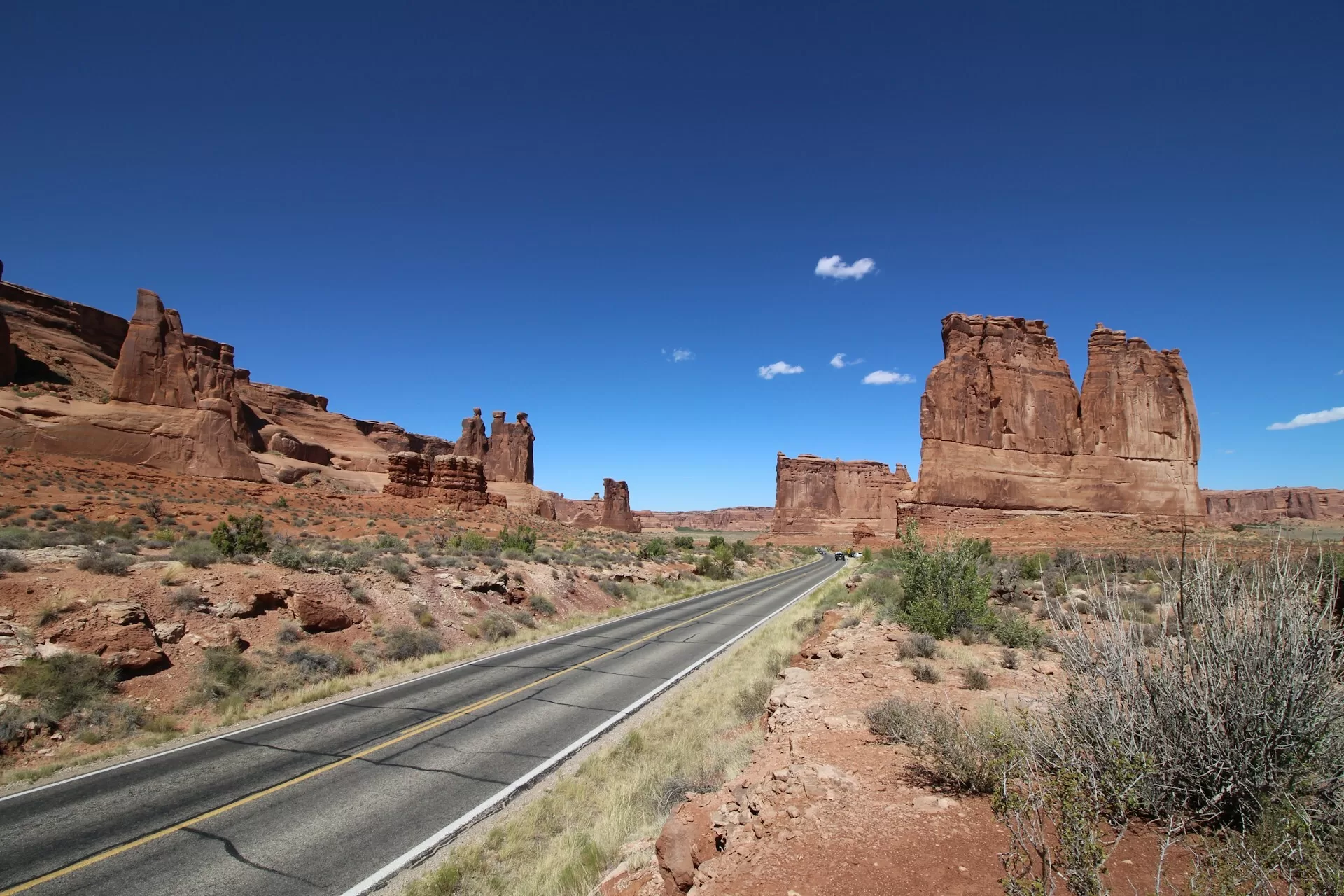 Weg door Arches National Park Moab met de Courthouse Towers op de achtergrond