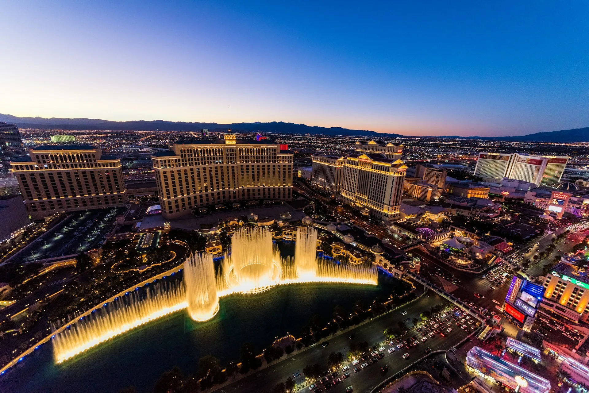 Foto vanuit de lucht op de Bellagio Fountains bij zonsondergang in Las Vegas