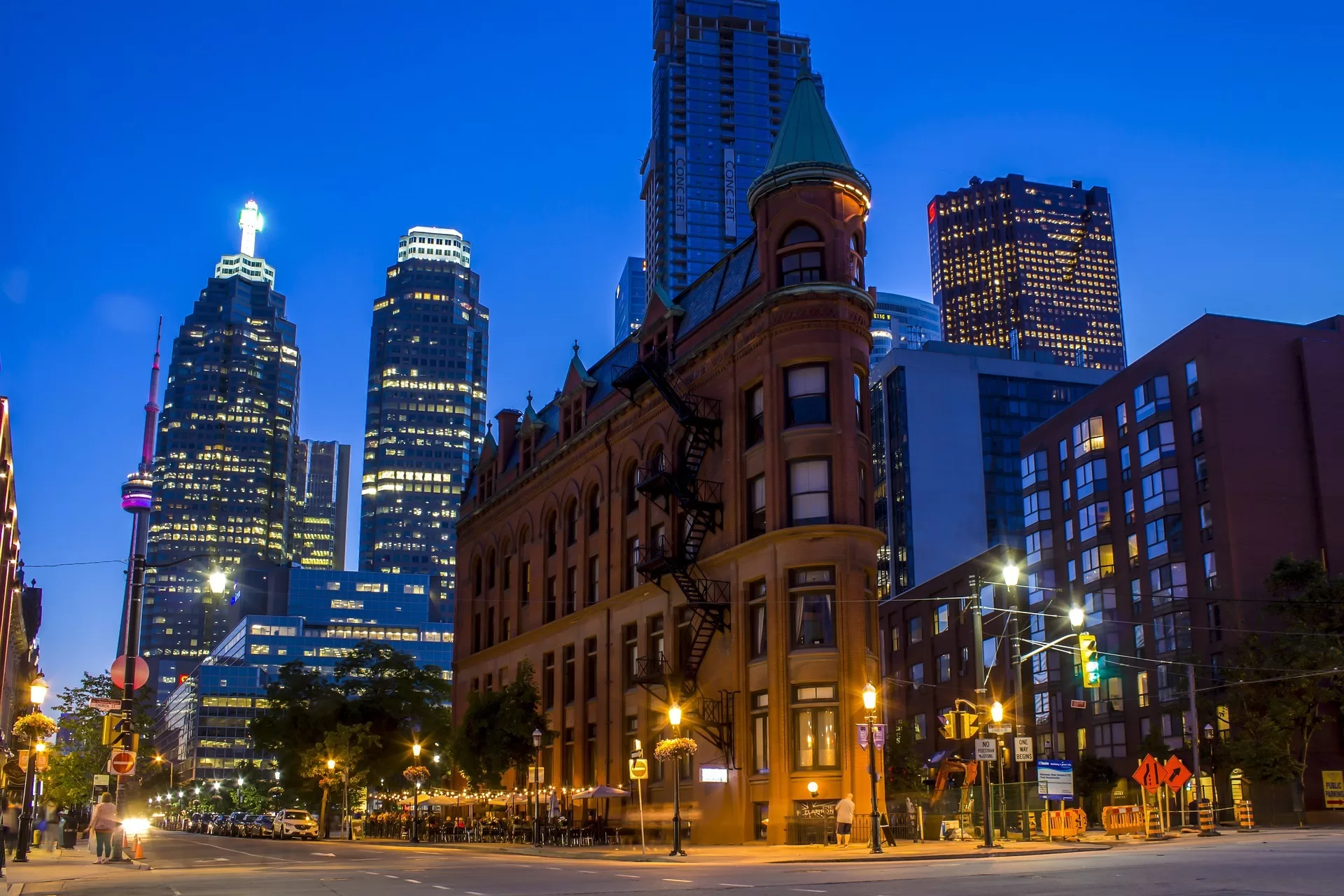 Gooderham Building in Toronto 's avonds, met verlichte lampen en zicht op de zijgevel en trappen