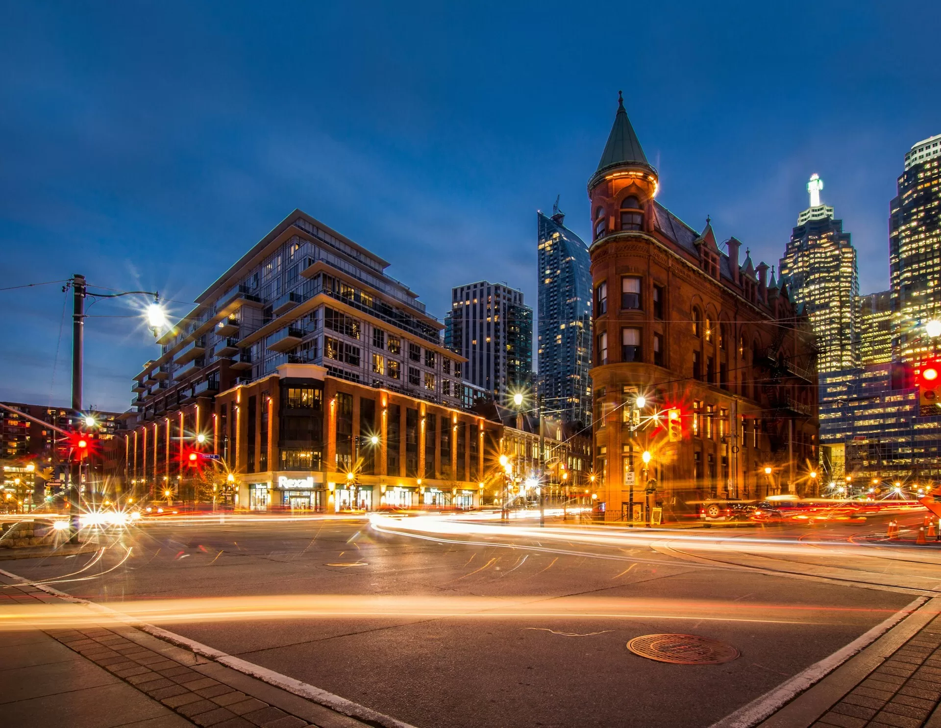 Kruispunt met de Gooderham Building in Toronto bij nacht