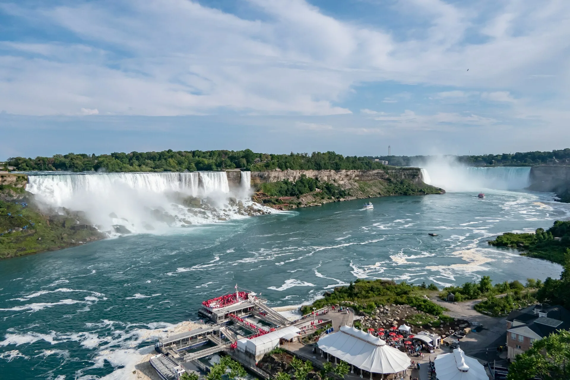 Uitzicht op de Niagara Falls met aan de kade de aangelegde Hornblower