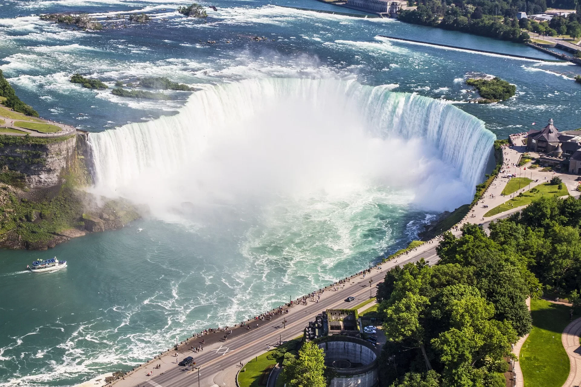 Uitzicht vanaf hoog uitkijkpunt over de Niagara Falls