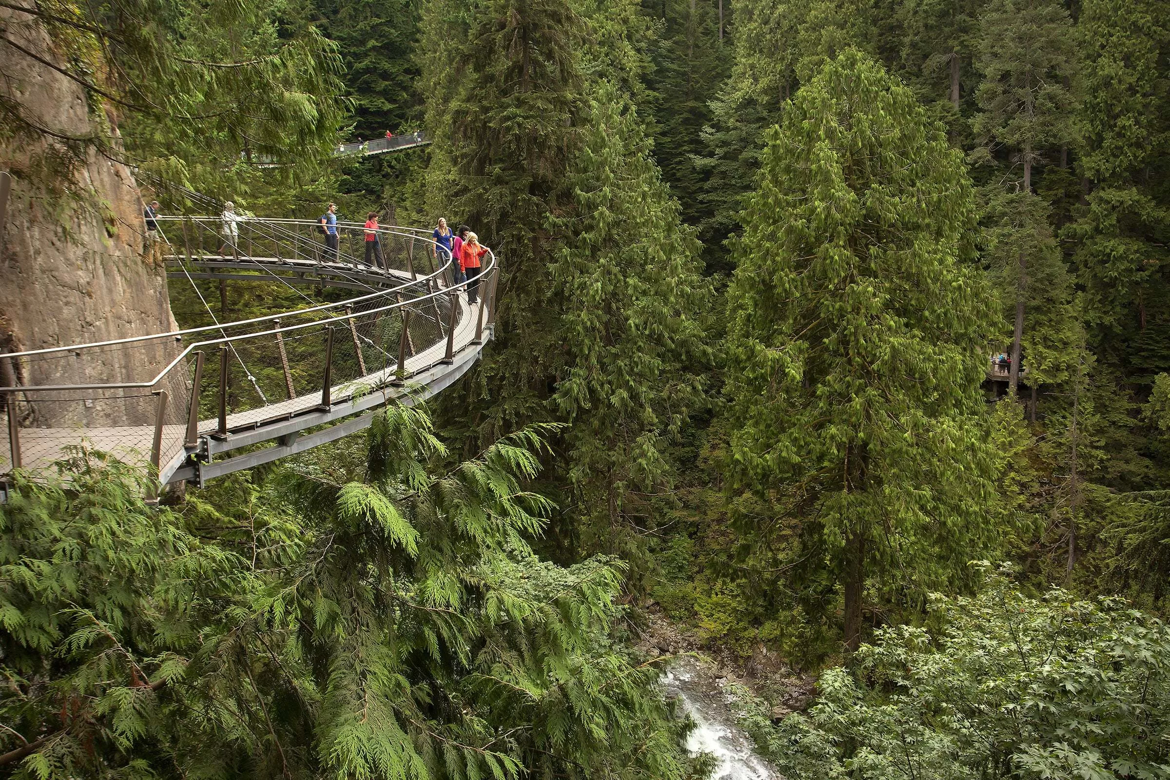 Wandelaars op de Capilano Suspension Bridge in Vancouver West Canada