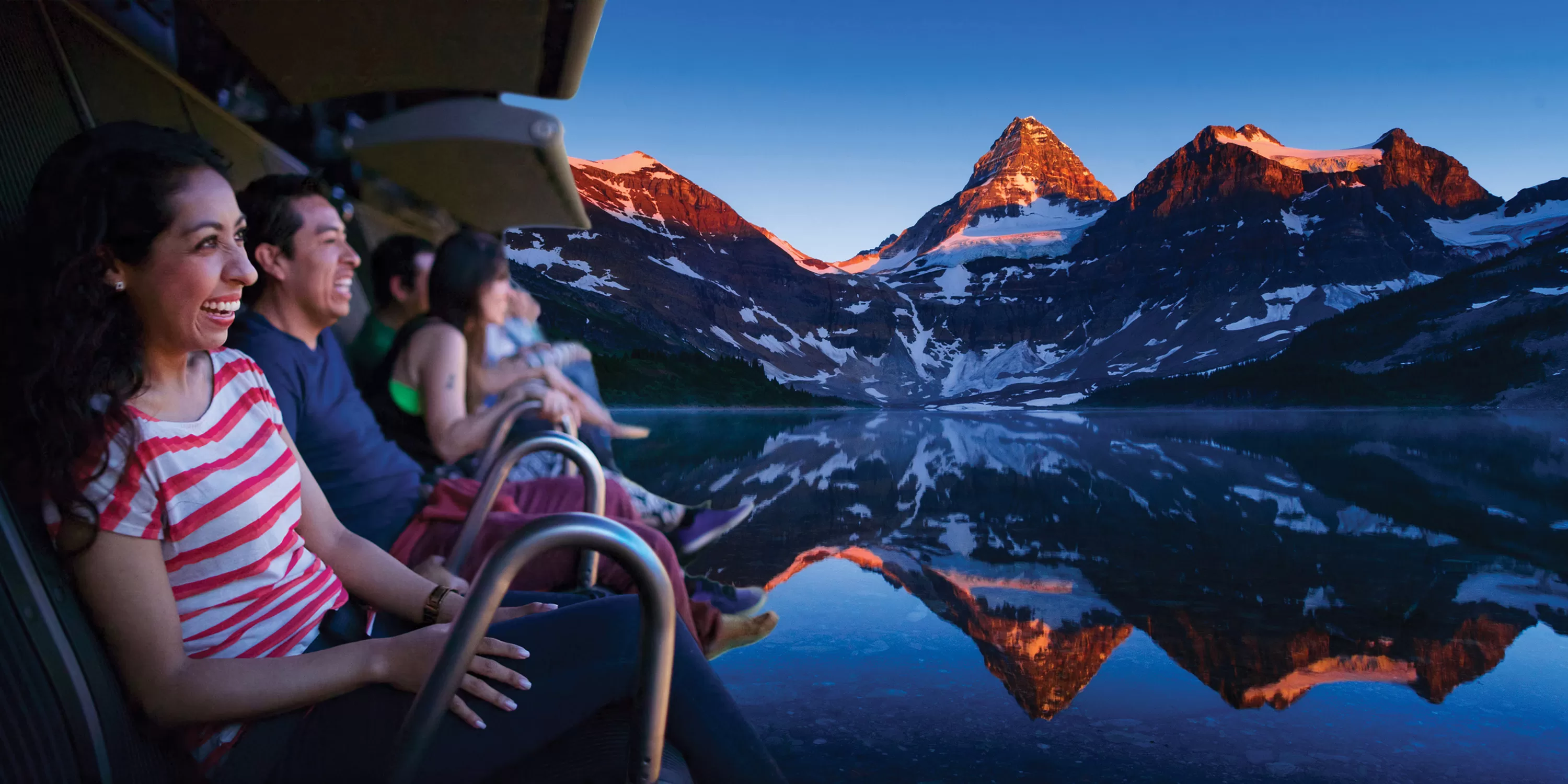 Mensen ervaren een 4D fly simulator over Canada, met realistische beelden van het Canadese landschap.