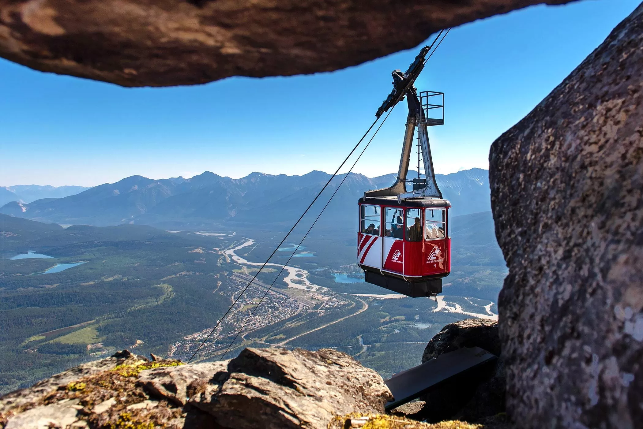 Rode gondel van de Jasper Skytram met de vallei op de achtergrond