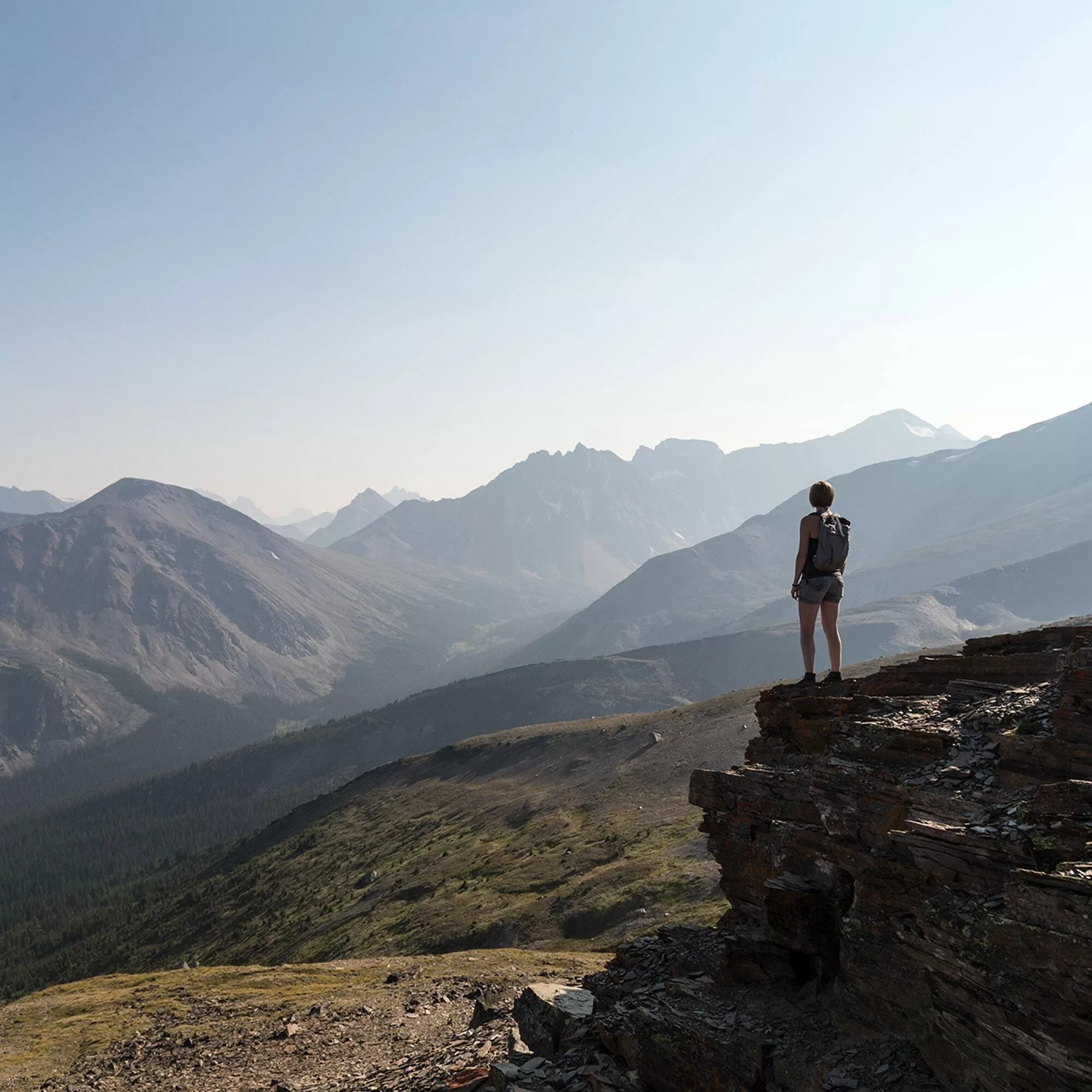 Wandelaar op uitkijkpunt in Jasper National Park West Canada