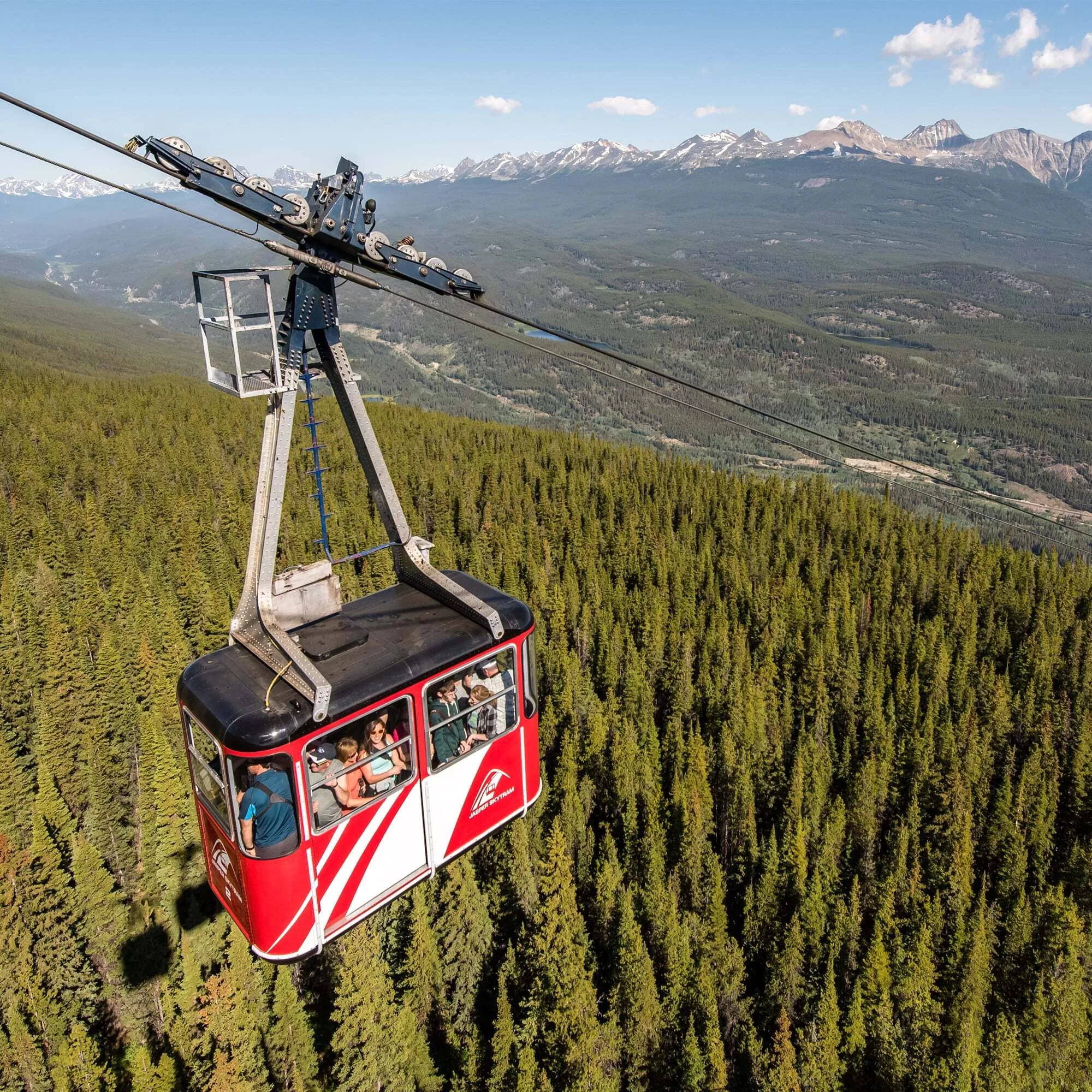 Jasper Skytram met op de achtergrond de bossen en bergen van Jasper