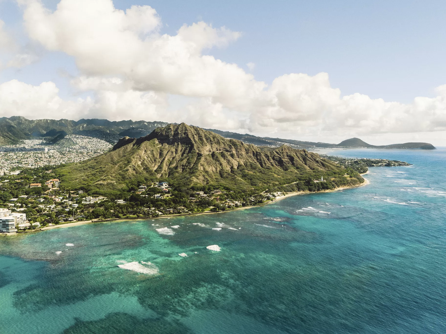 Luchtfoto vanaf zee op Diamond Head in Honolulu Hawaii