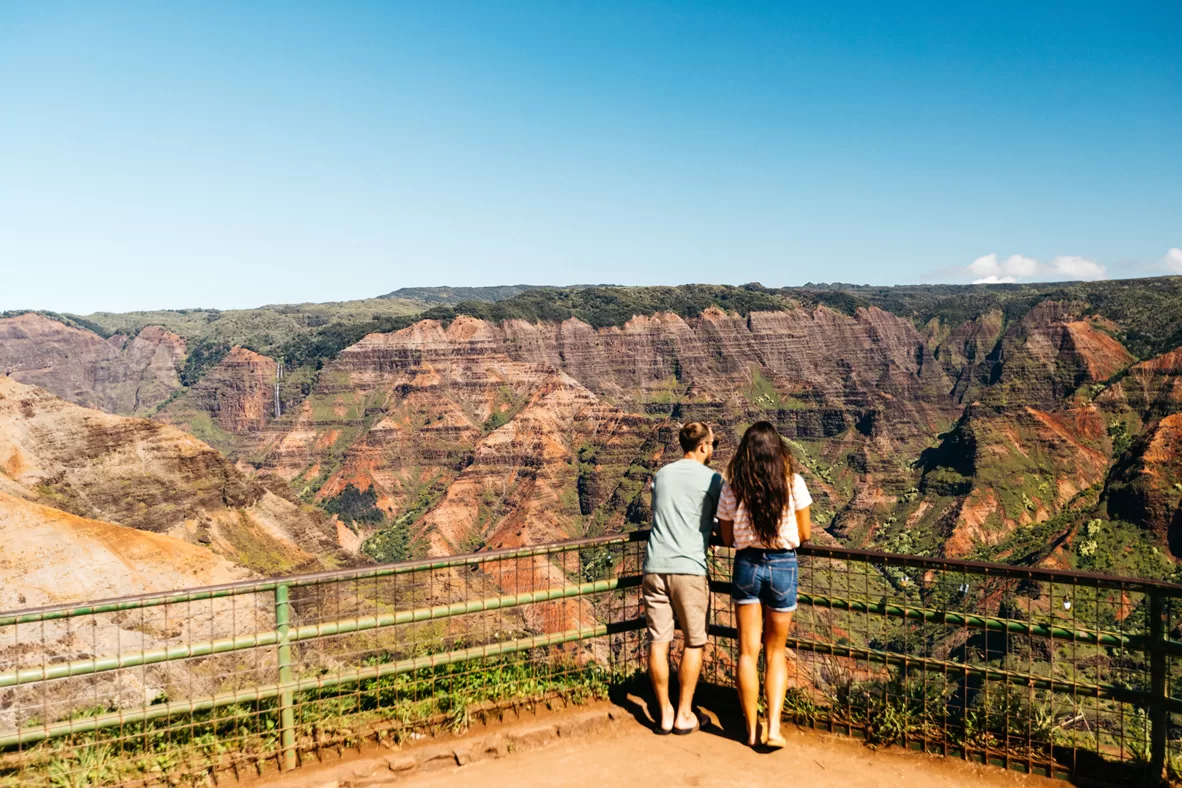 Jong stel uitkijkend uit over Waimea Canyon op Kauai