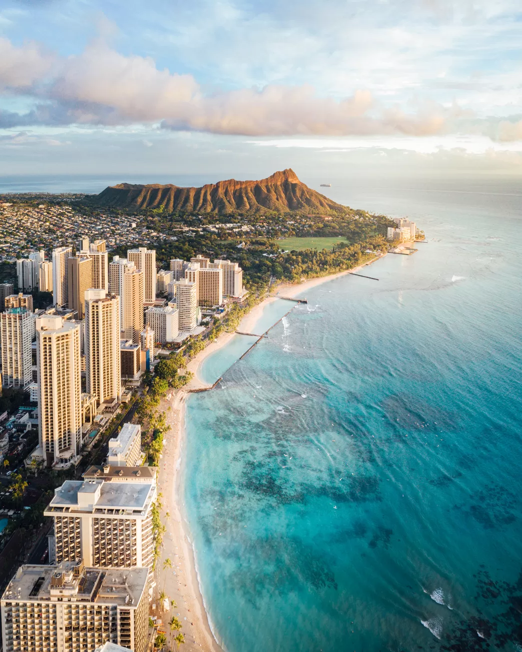Uitzicht vanuit een helicopter over de wolkerkrabbers en vulkaan van Waikiki Beach, Oahu