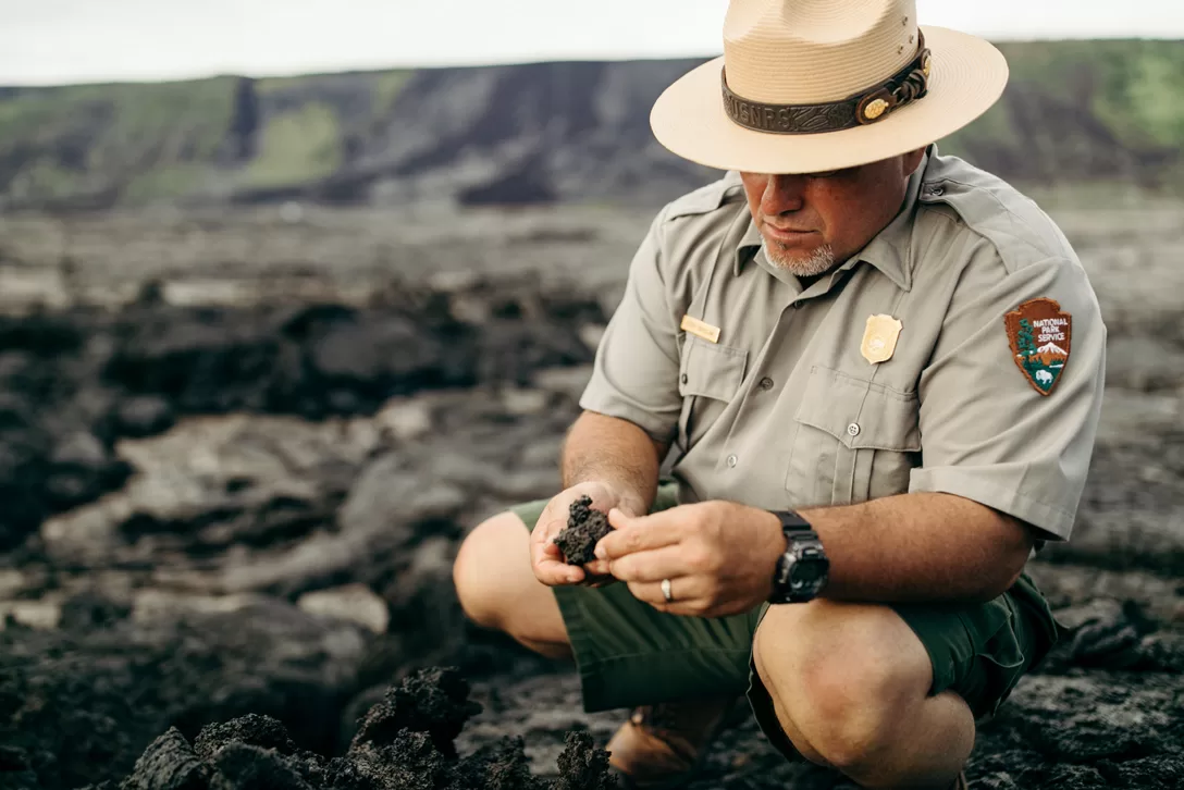Een ranger in Volcanoes National Park op Big Island, Hawaii