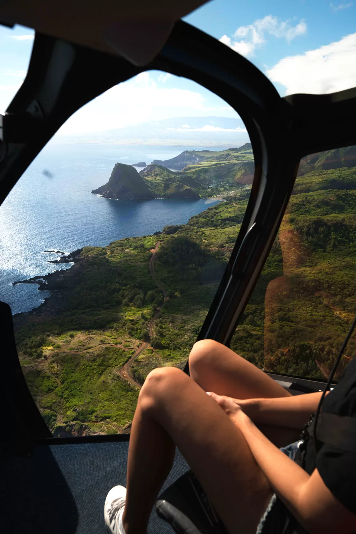 Uitzicht over het groene landschap van Molokai vanuit een helikopter
