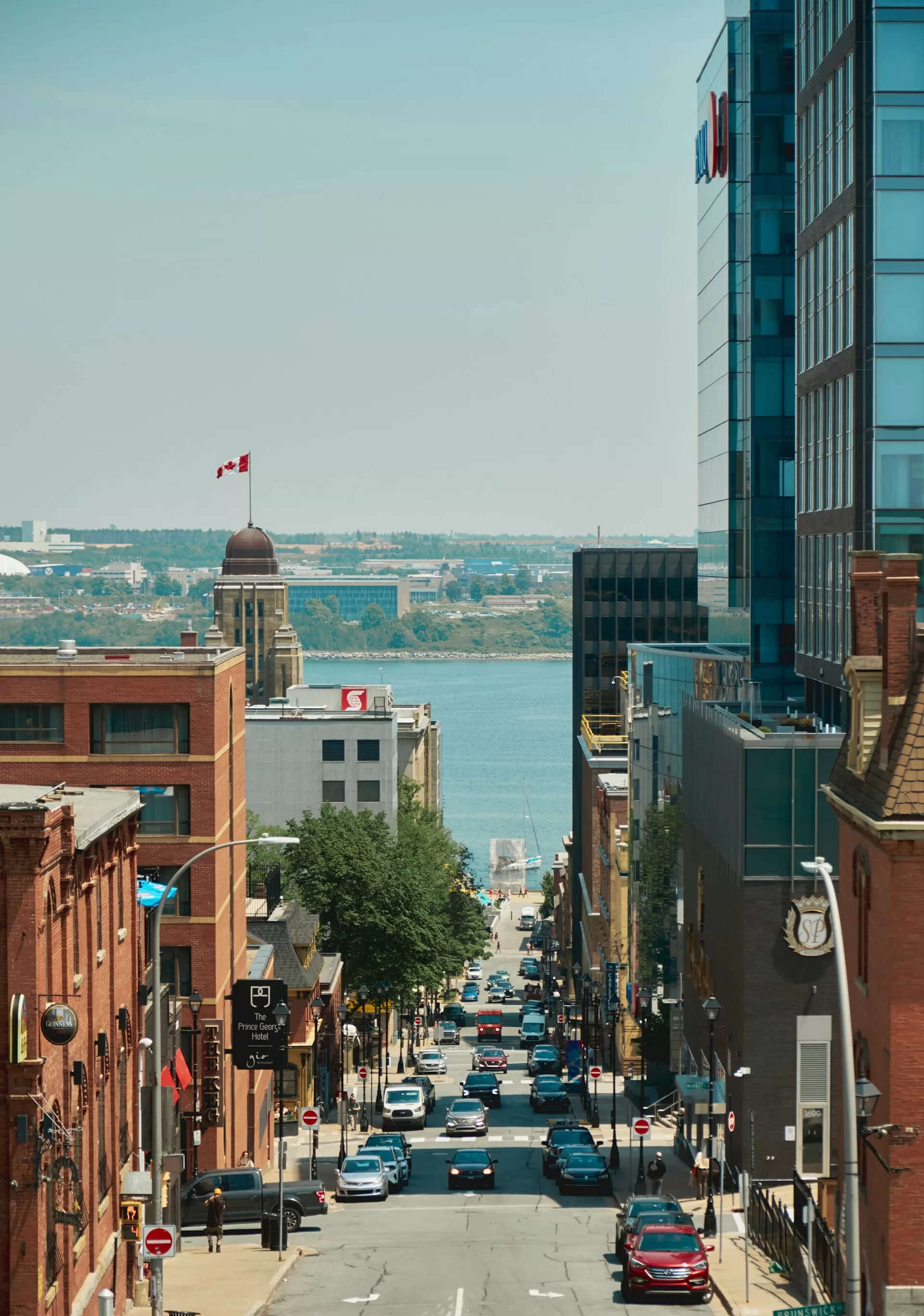 Doorkijk aflopende straat in Halifax met het water op de achtergrond