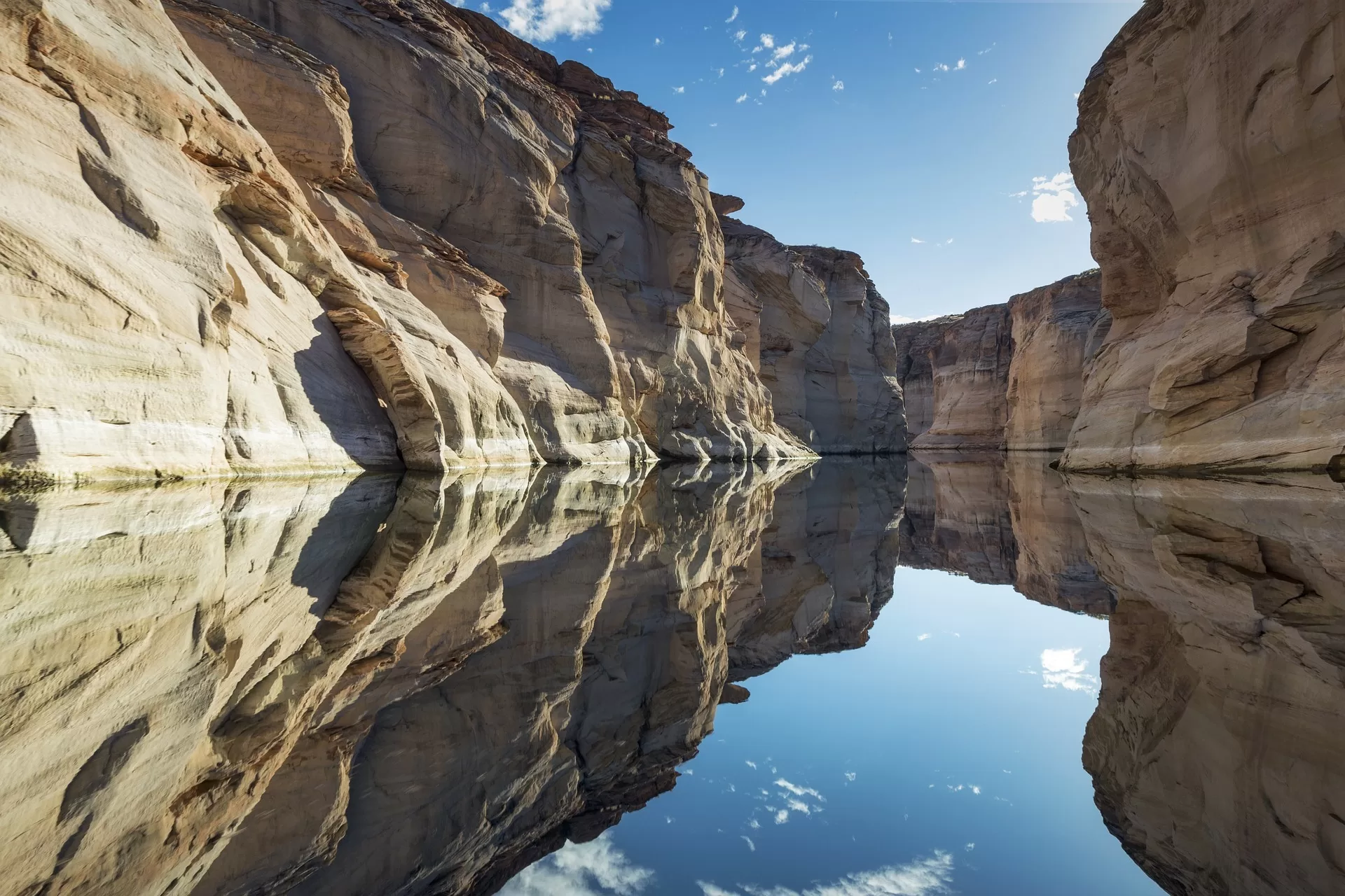 Uitzicht over het spiegelgladde water van Lake Powell in Page