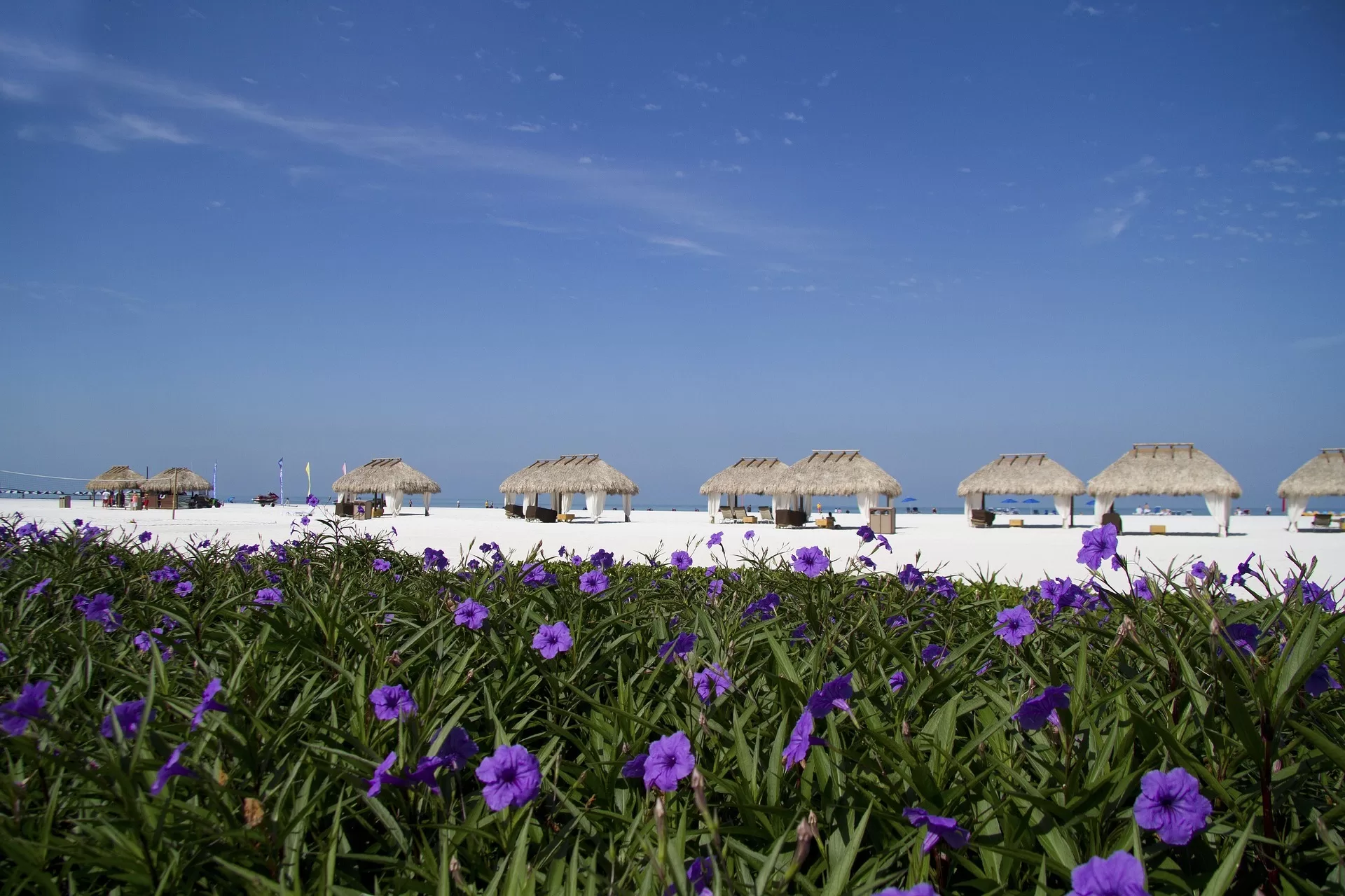 Een parelwit strand met cabana's op Marco Island