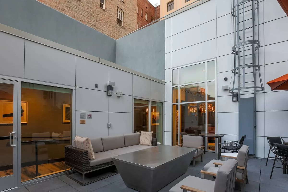 Loungebank op het buitenterras van het Hotel Courtyard by Marriott San Francisco Union Square San Francisco