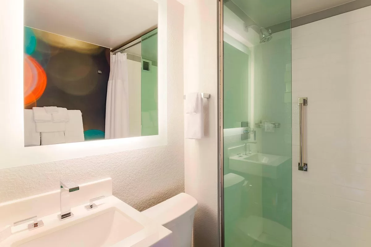 Badkamer in een hotelkamer in het Hotel Courtyard by Marriott San Francisco Union Square San Francisco