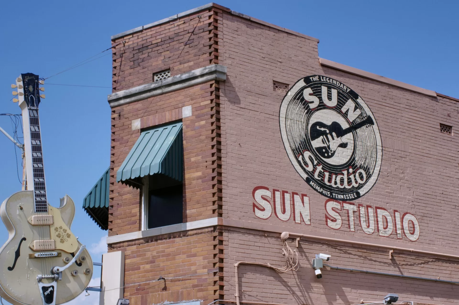 De gevel met grote gitaar van de Sun Studio in Memphis, Tennessee