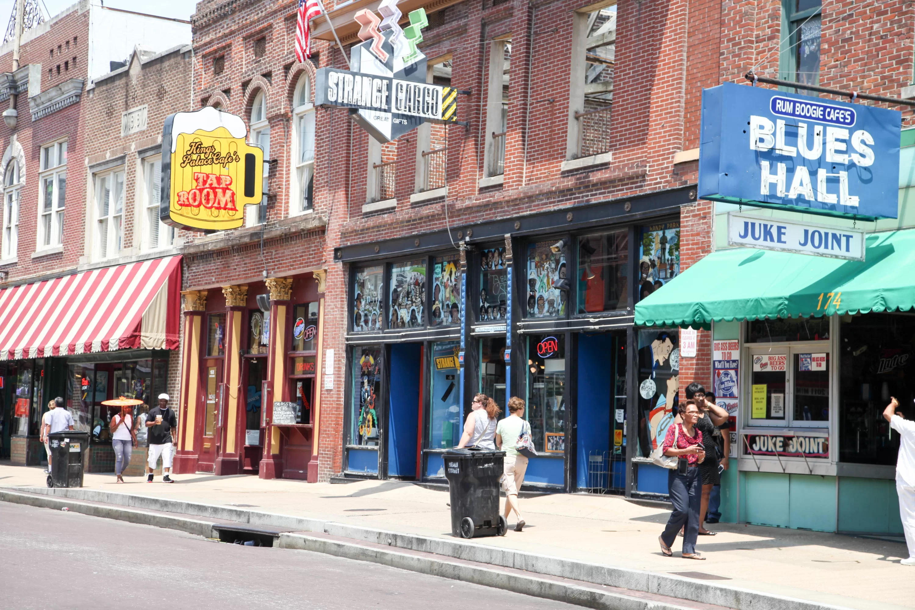 Straat in Memphis met barretjes en cafés