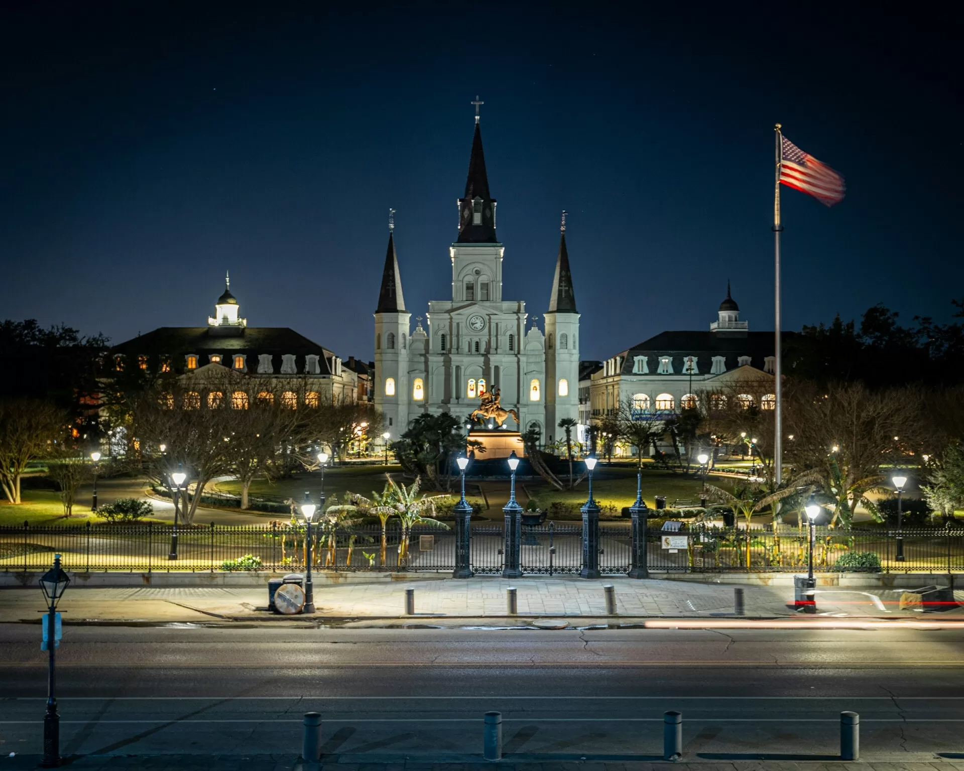 Het verlichte Jackson Square in New Orleans met de St. Louis Cathedral als middelpunt