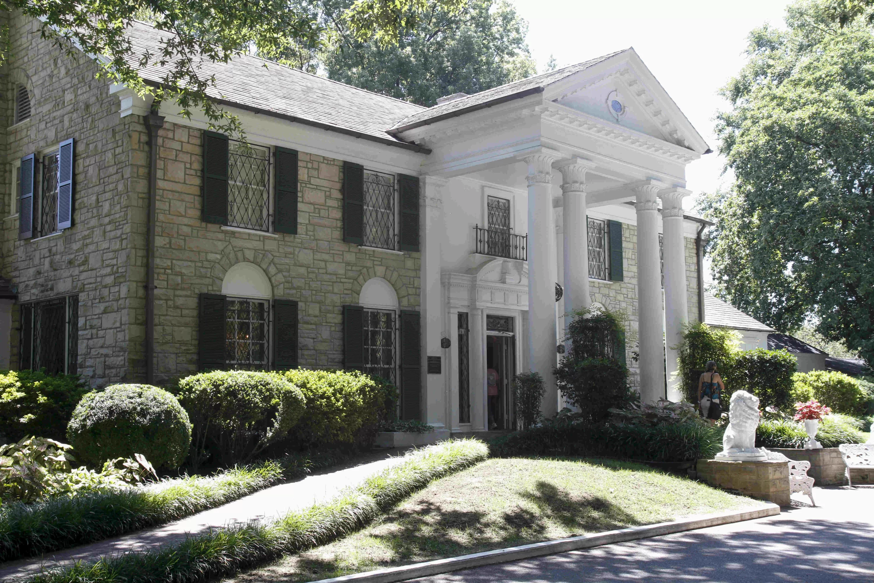 Foto van de voorzijde van de Graceland Mansion in Memphis Tennessee