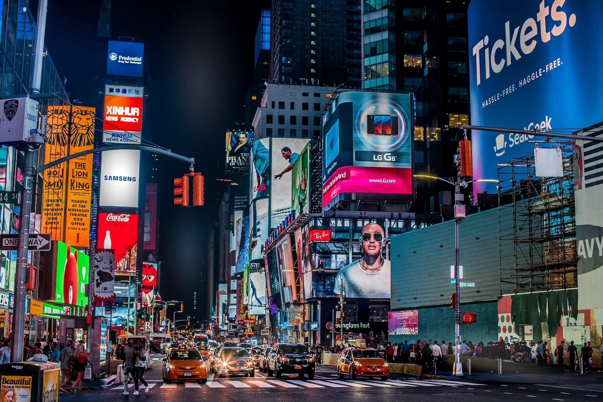 Oversteekplaats met de verlichte neonborden op Times Square New York bij nacht