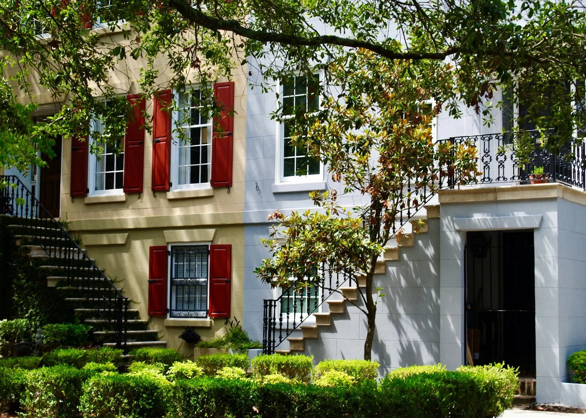 Stadswoningen met groene perkjes in Savannah