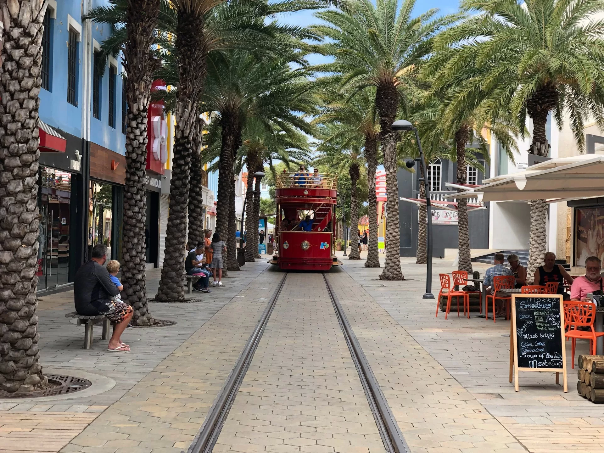 Rode tram tussen de palmbomen in het centrum van Oranjestad op Aruba