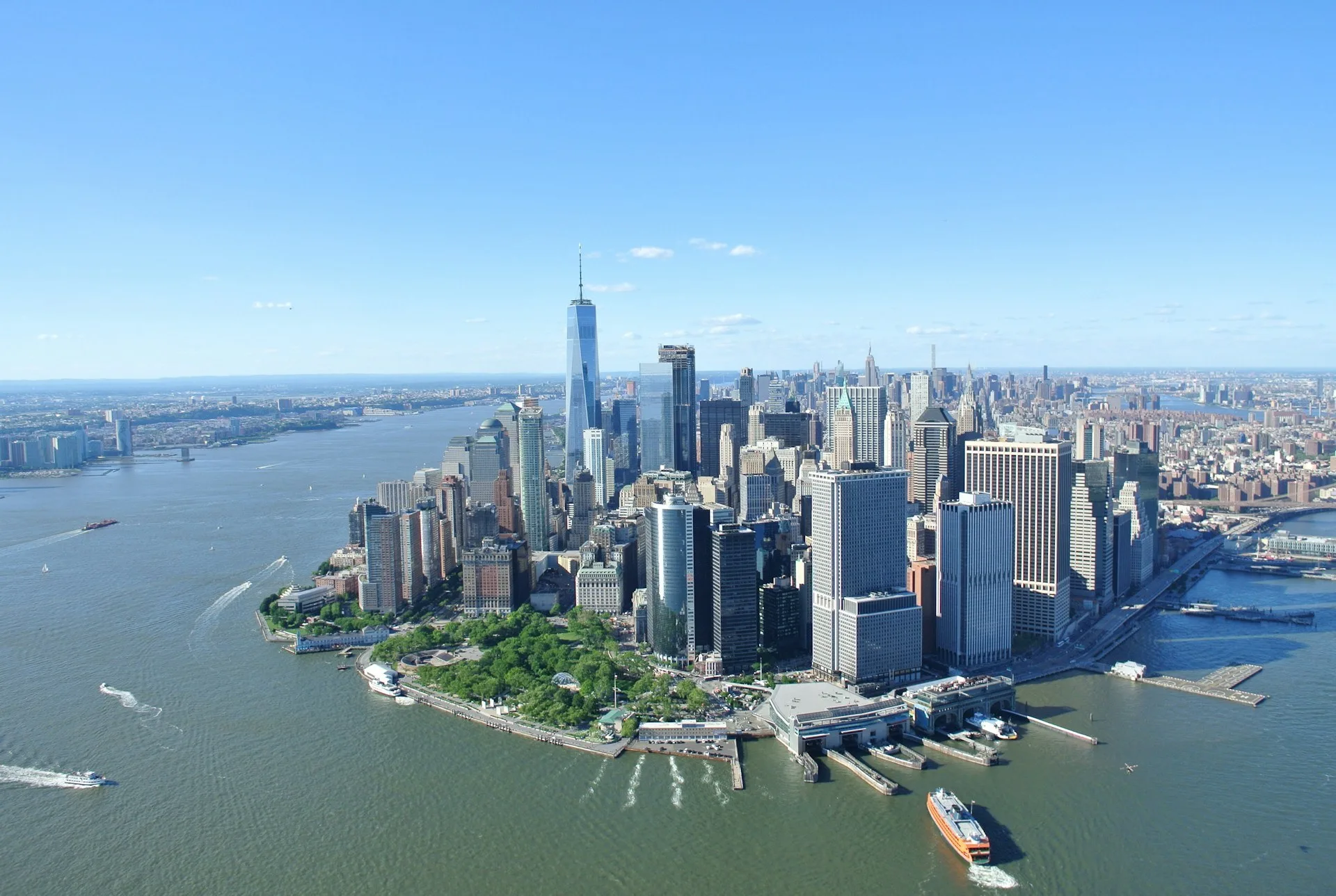 Skyline van Manhattan, New York City, met iconische wolkenkrabbers op een heldere en zonnige dag