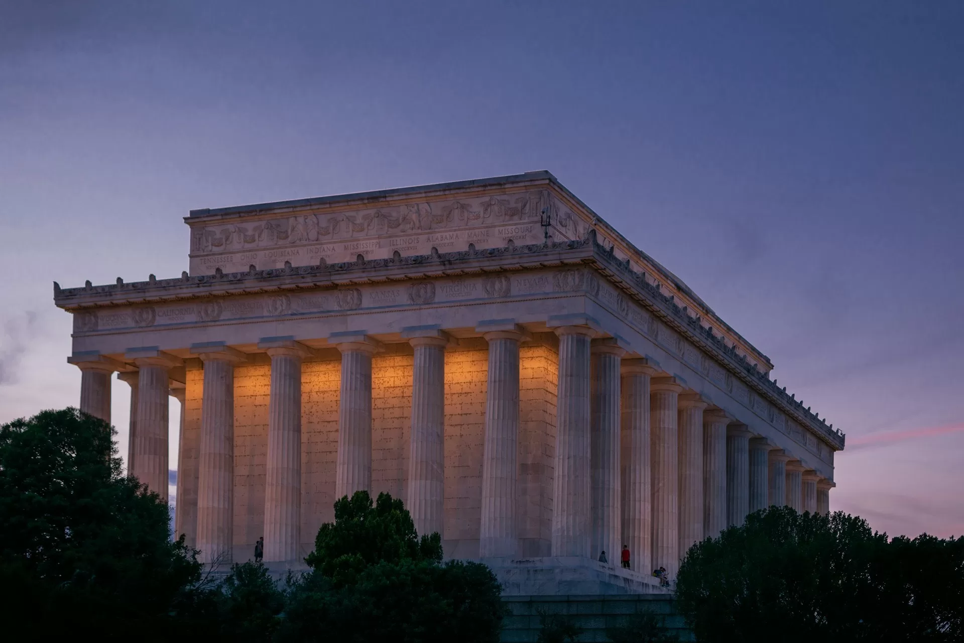Het verlichte Lincoln Memorial in Washington in het avondlicht