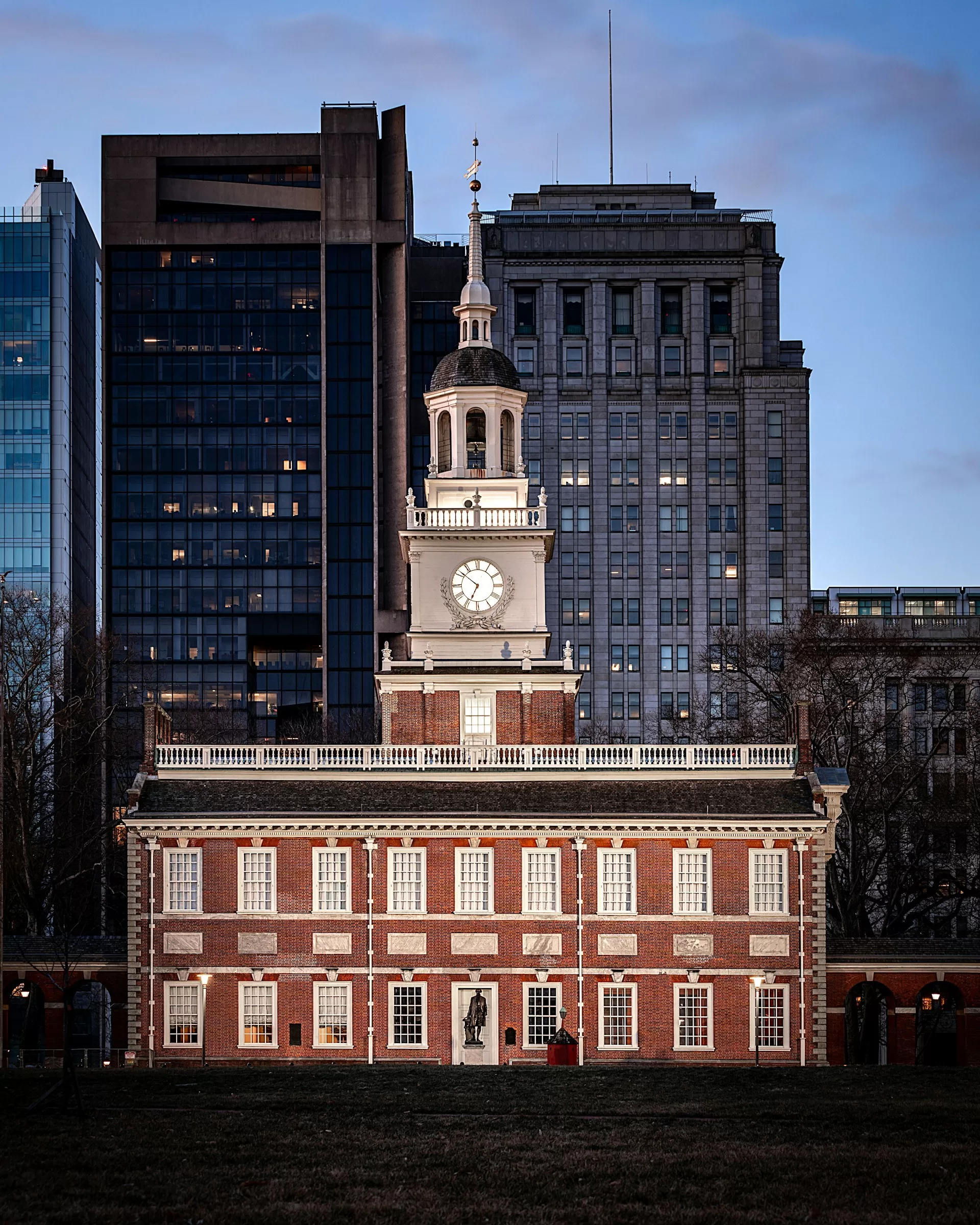 Een verlicht Independence Hall Visitors Center bij schemering in Philadelphia