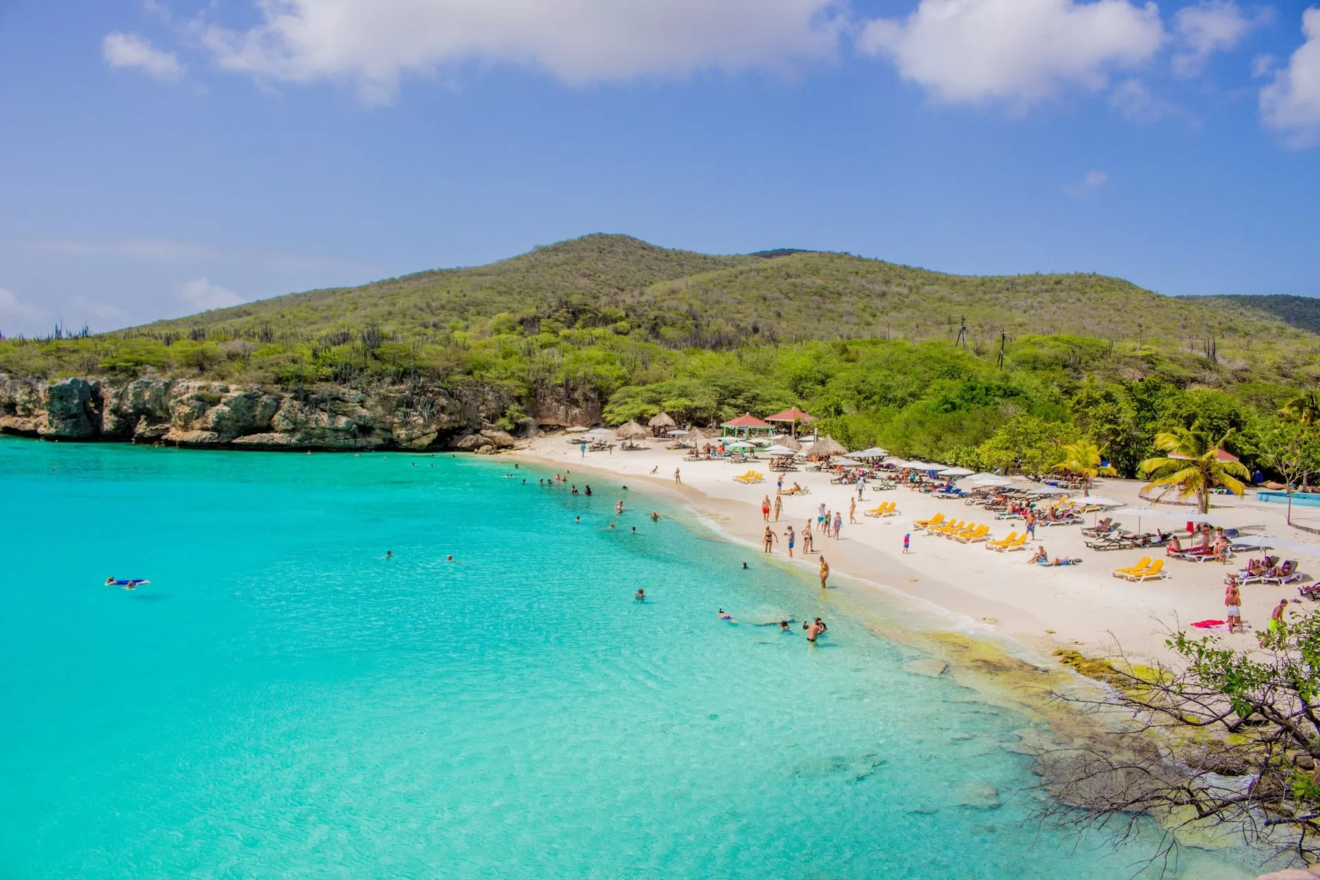 Turquoise water en mensen op het strand van Grote Knip op Curacao
