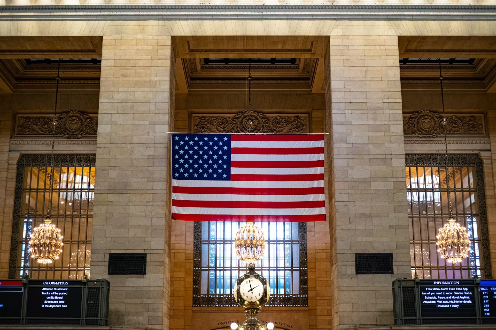 Amerikaanse vlag in het station van New York met gedeeltelijke klok zichtbaar
