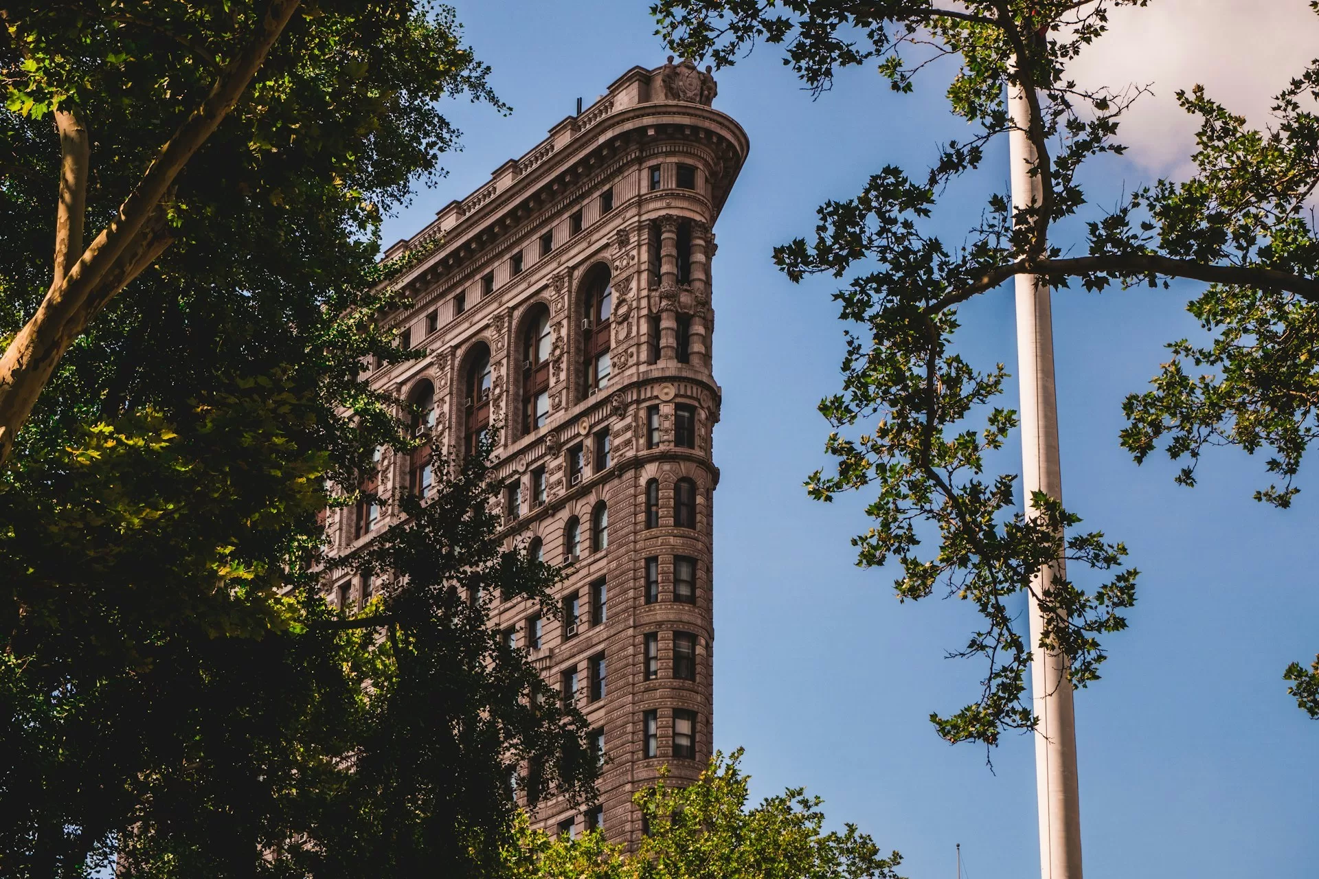 Blik op het beroemde Flat Ironbuilding in Manhattan, vrij vertaald strijkijzergebouw.