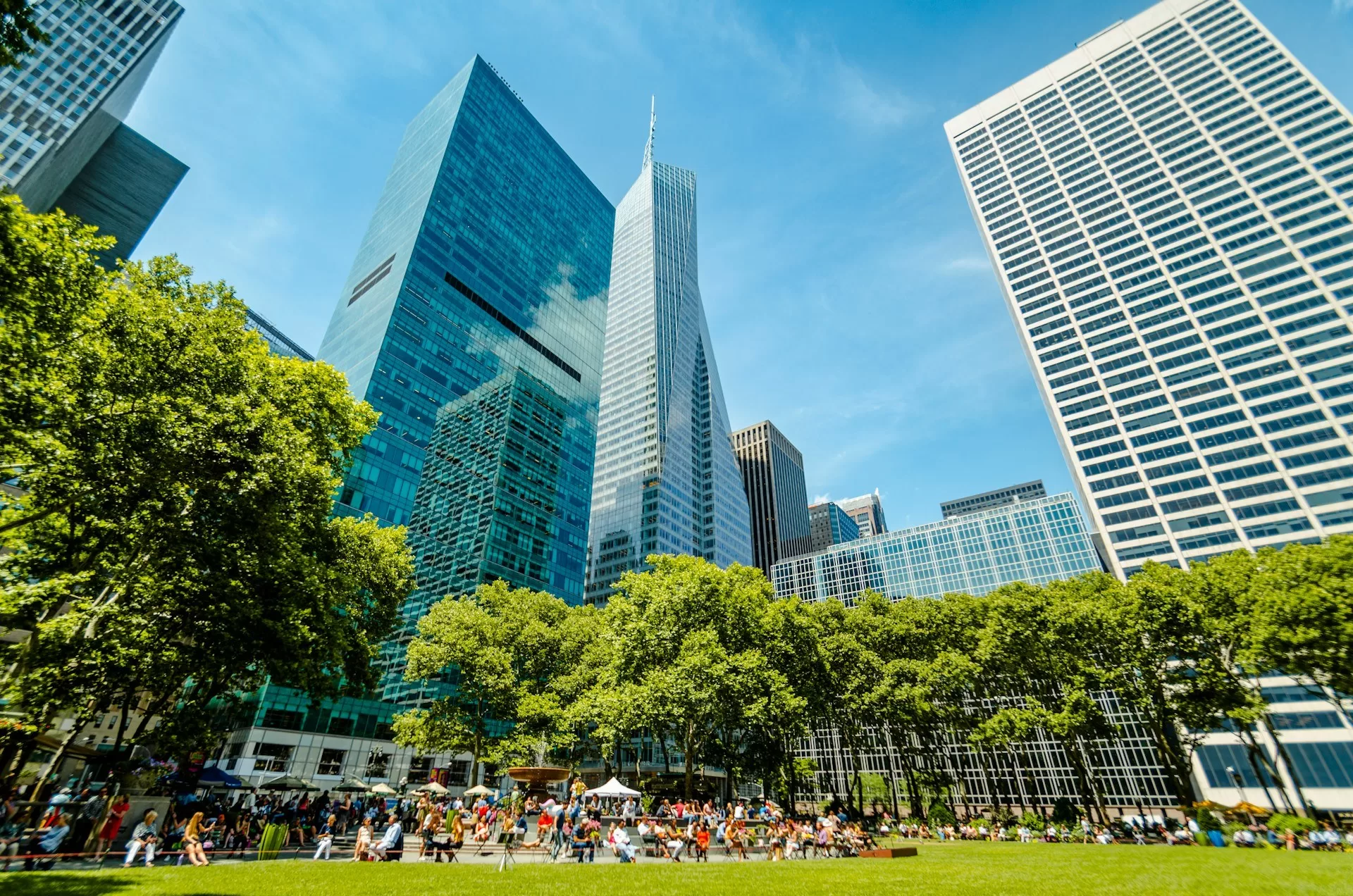 Bryant Park in Manhattan met het One World Trade Center op de achtergrond