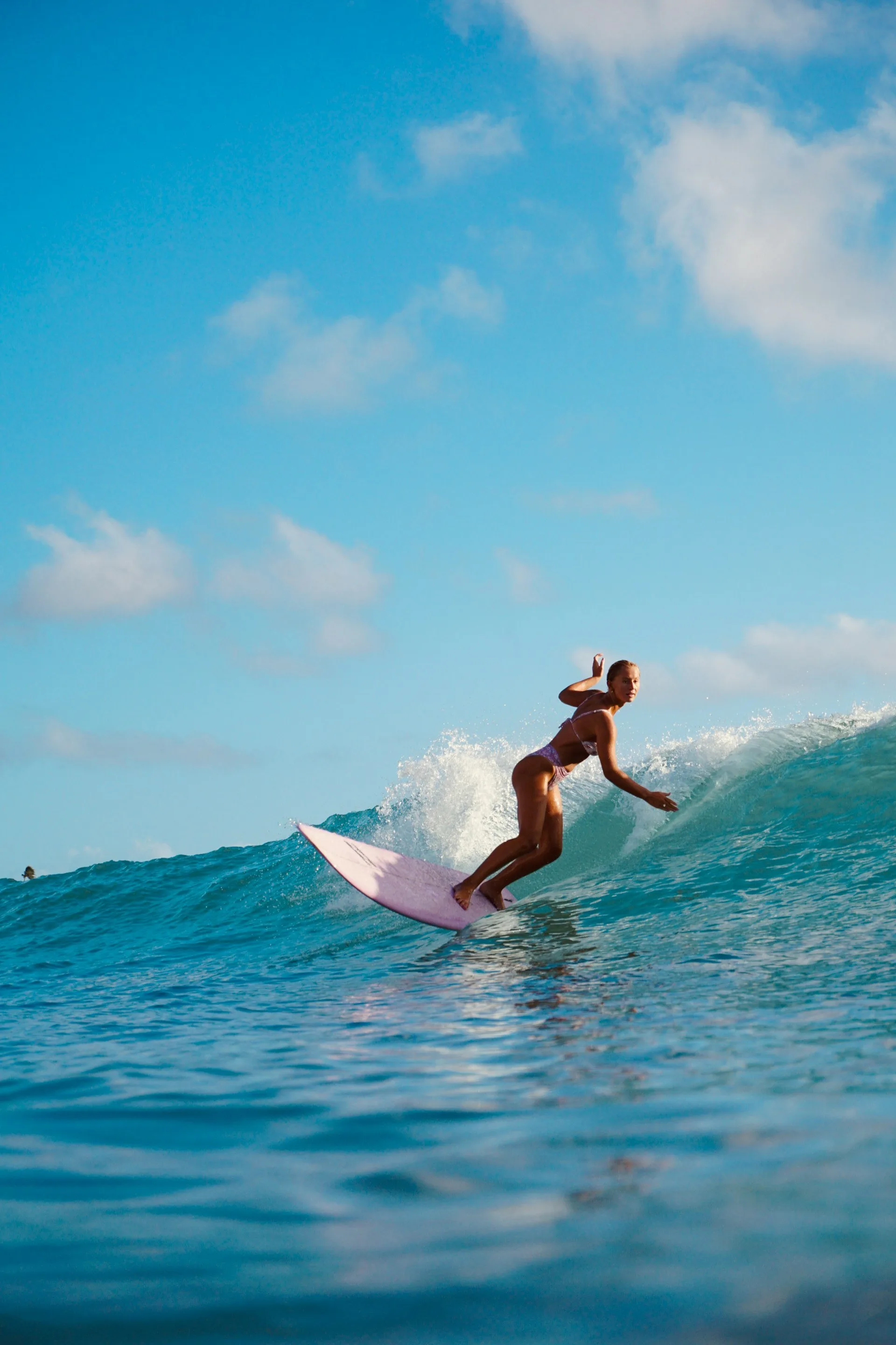 Een surfer bij de kust van Waikiki Beach op Hawaii