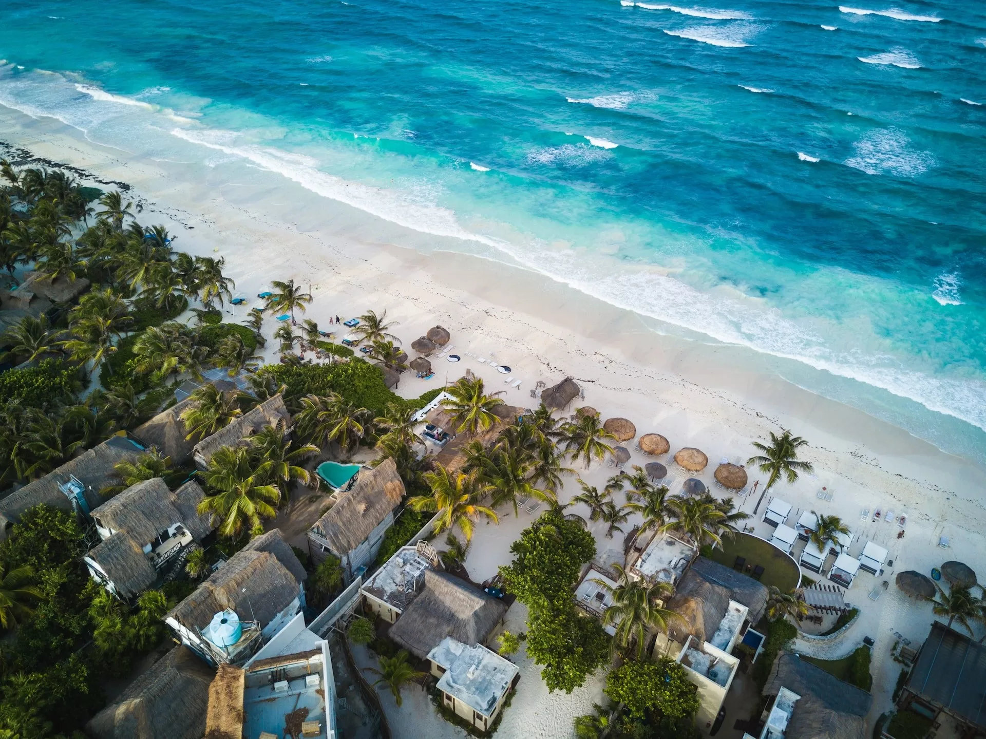 Huizen op het strand van Tulum in Mexico